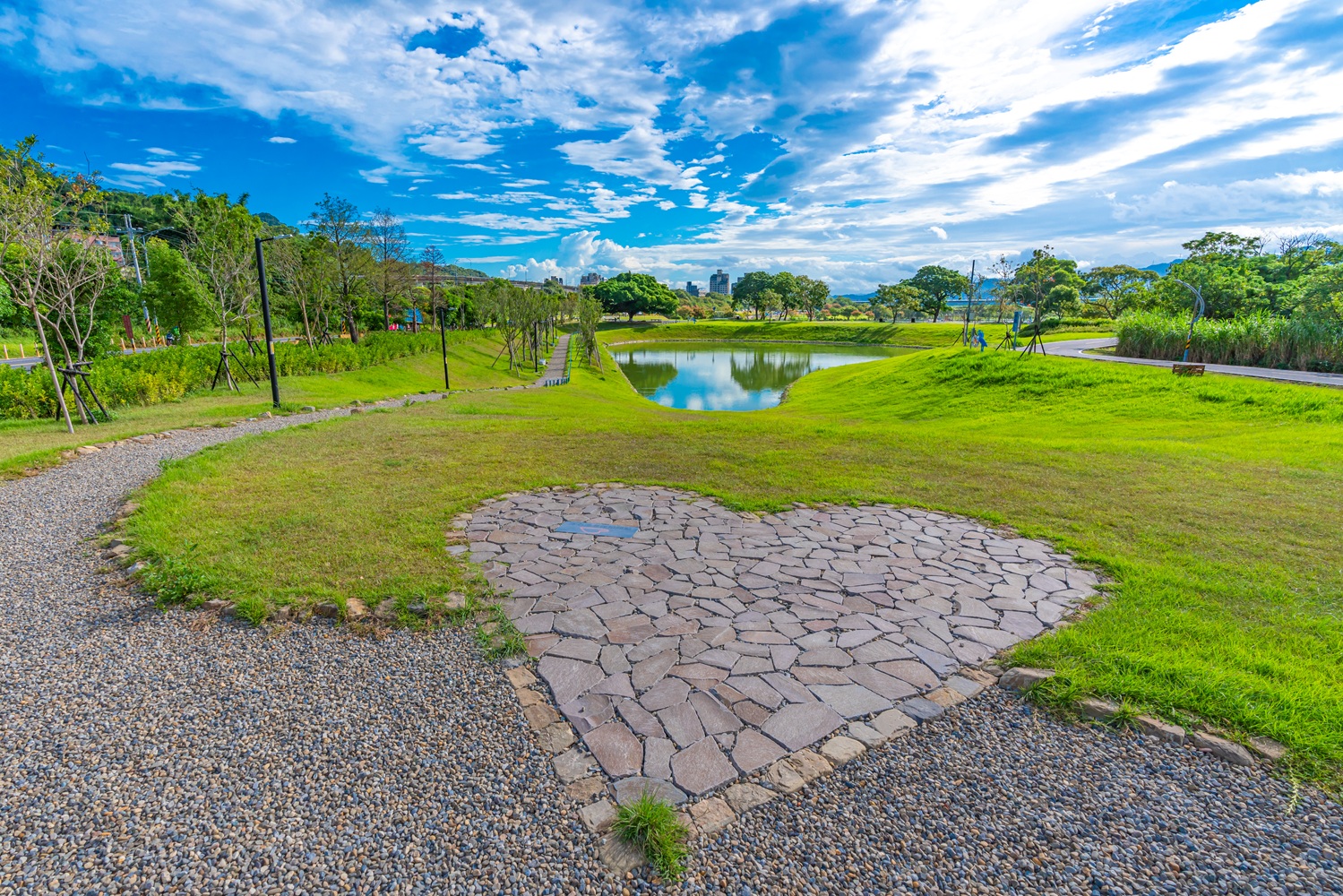  強化柑園河濱公園的排水機能與景觀設計，並融入生態植栽與動感設施，活化河濱空間