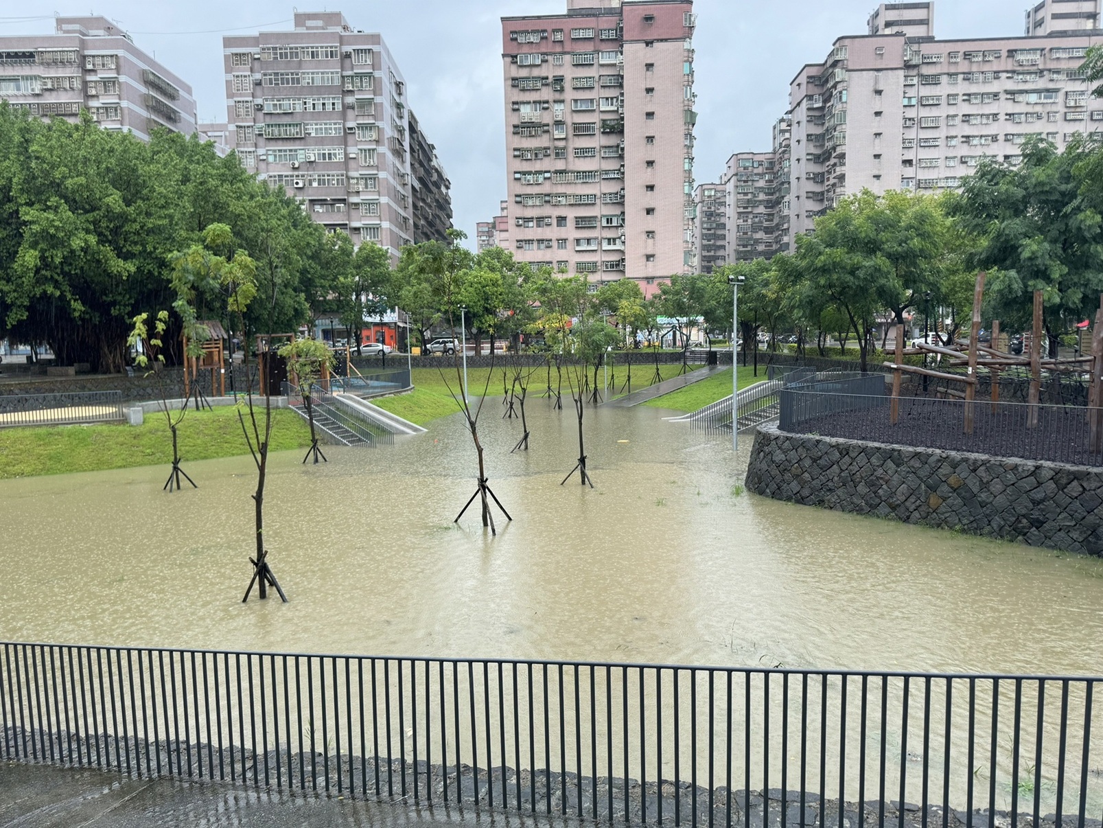 利用公園既有地勢改建為多目標滯洪空間，強降雨時可蓄存大量雨水減緩淹水