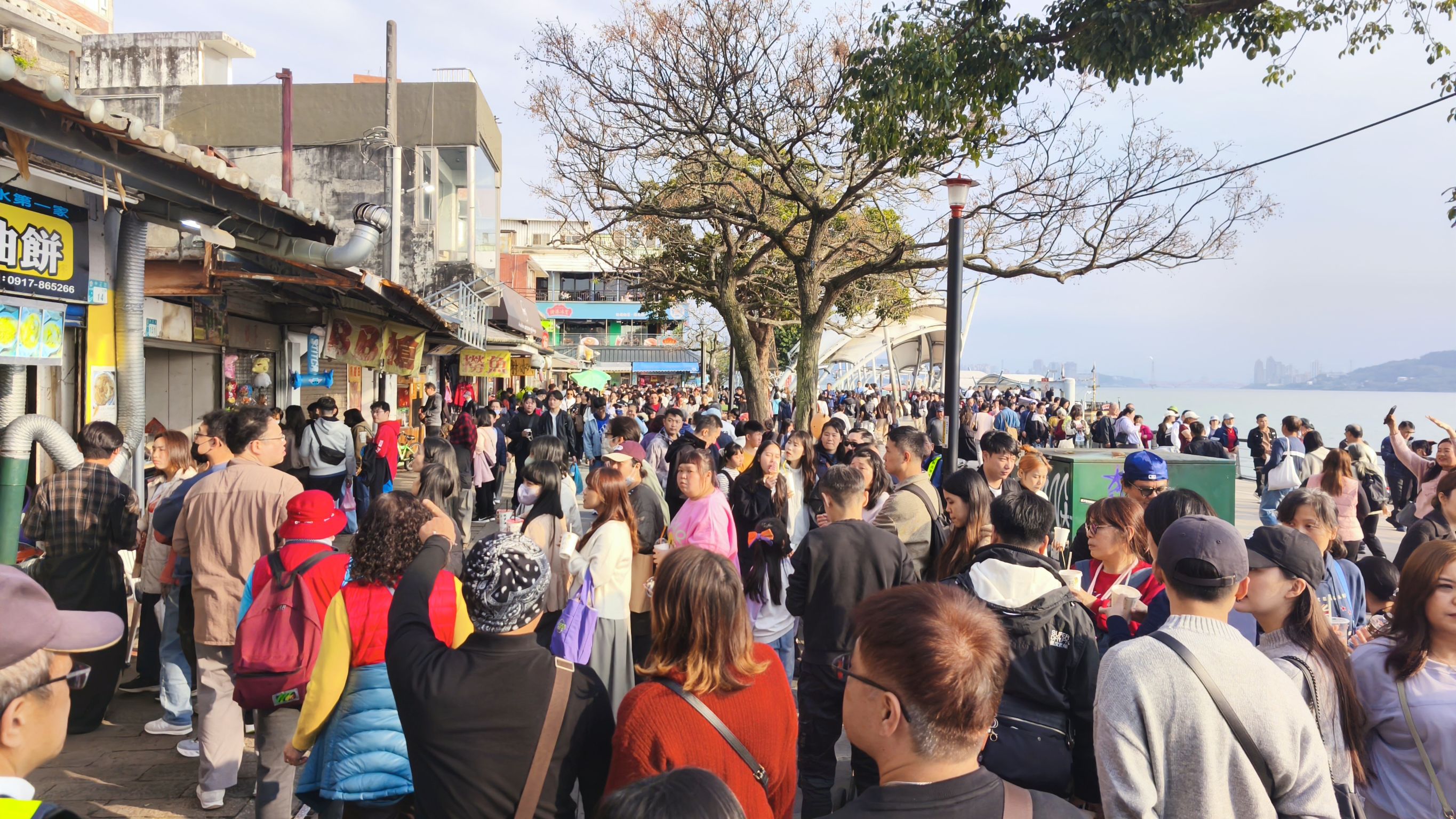 河岸老街人潮熱絡 假日歡樂滿滿