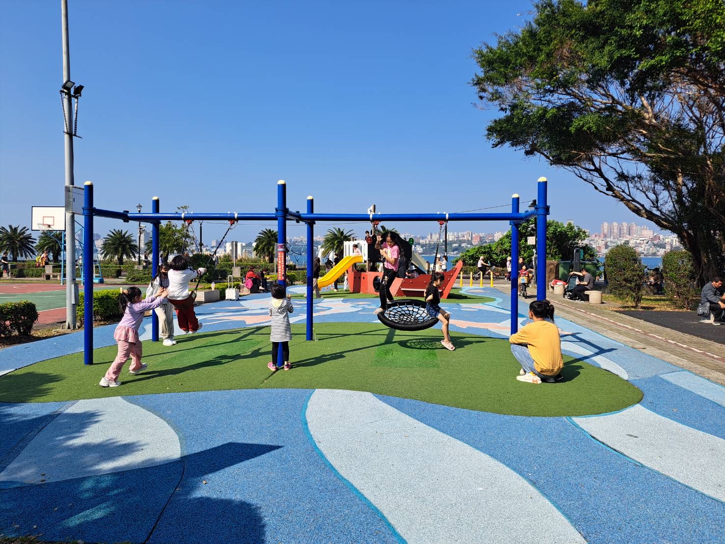 親子河濱遊戲區放電 趣味又開懷