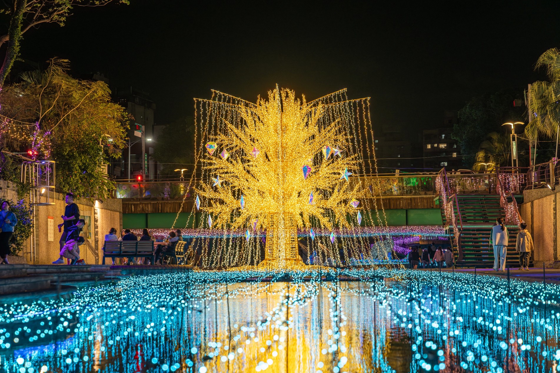 7米高星耀之樹閃耀新莊夜空