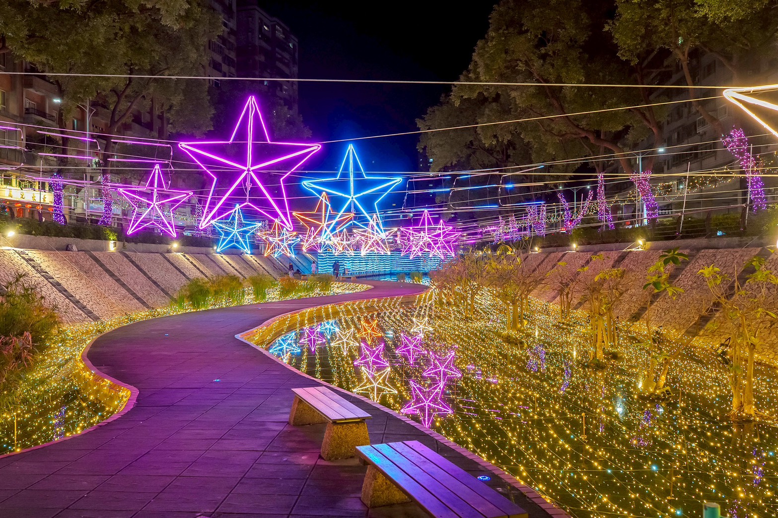 光雕展結合多元光影與浪漫燈飾設計，營造一條屬於中港大排的夢幻星河