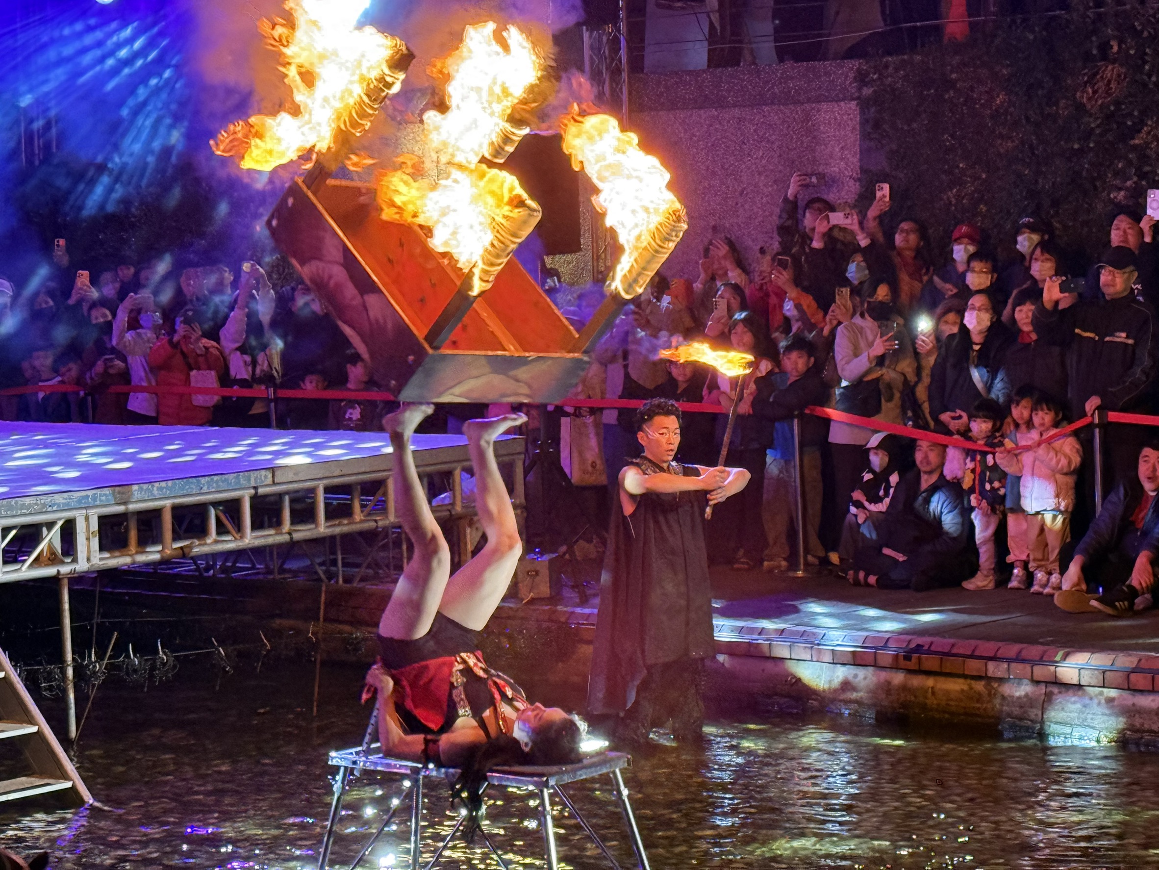 精彩的火舞表演，呈現水火交融的視覺震撼，現場掌聲不斷