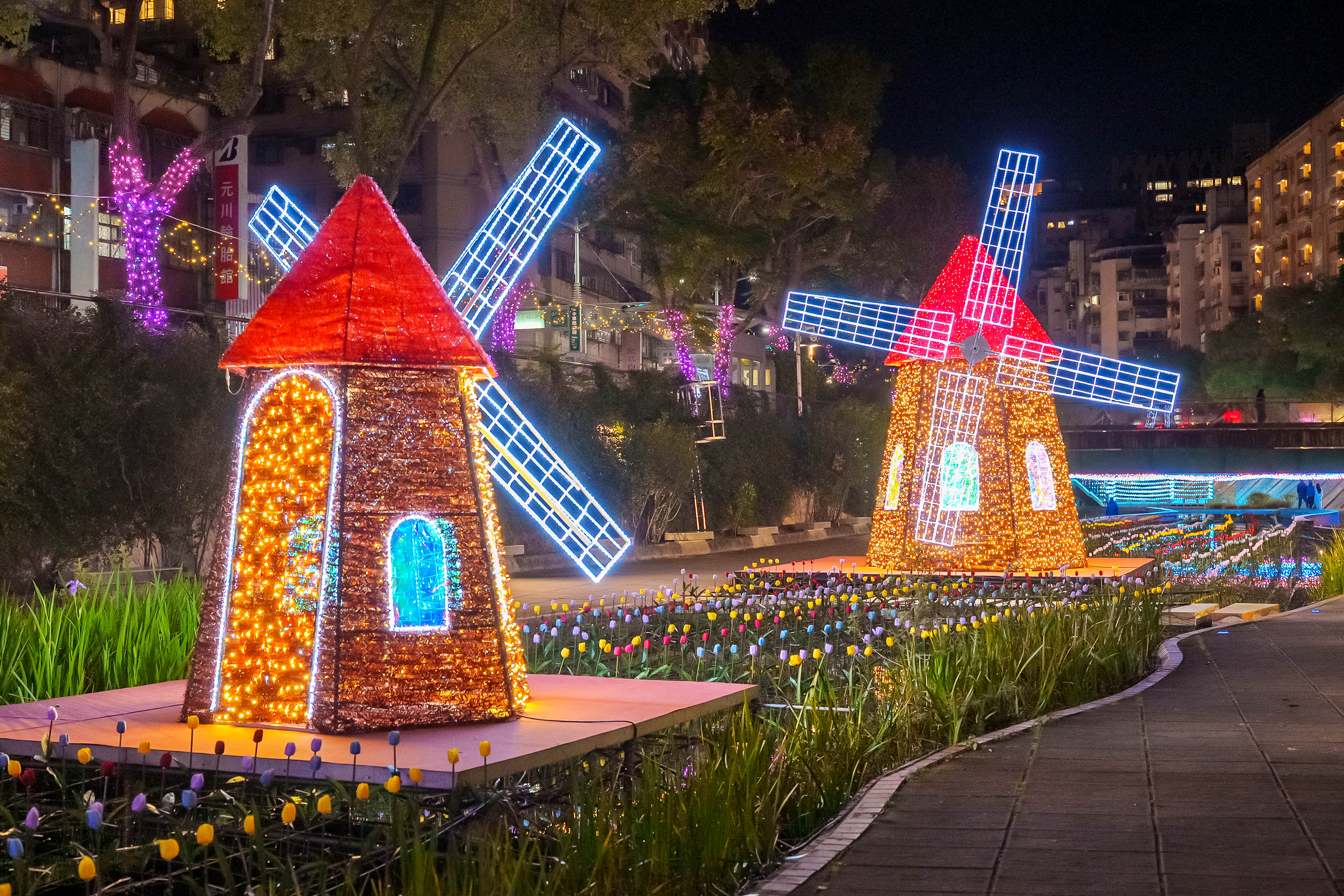 立體風車與繽紛光影相互呼應