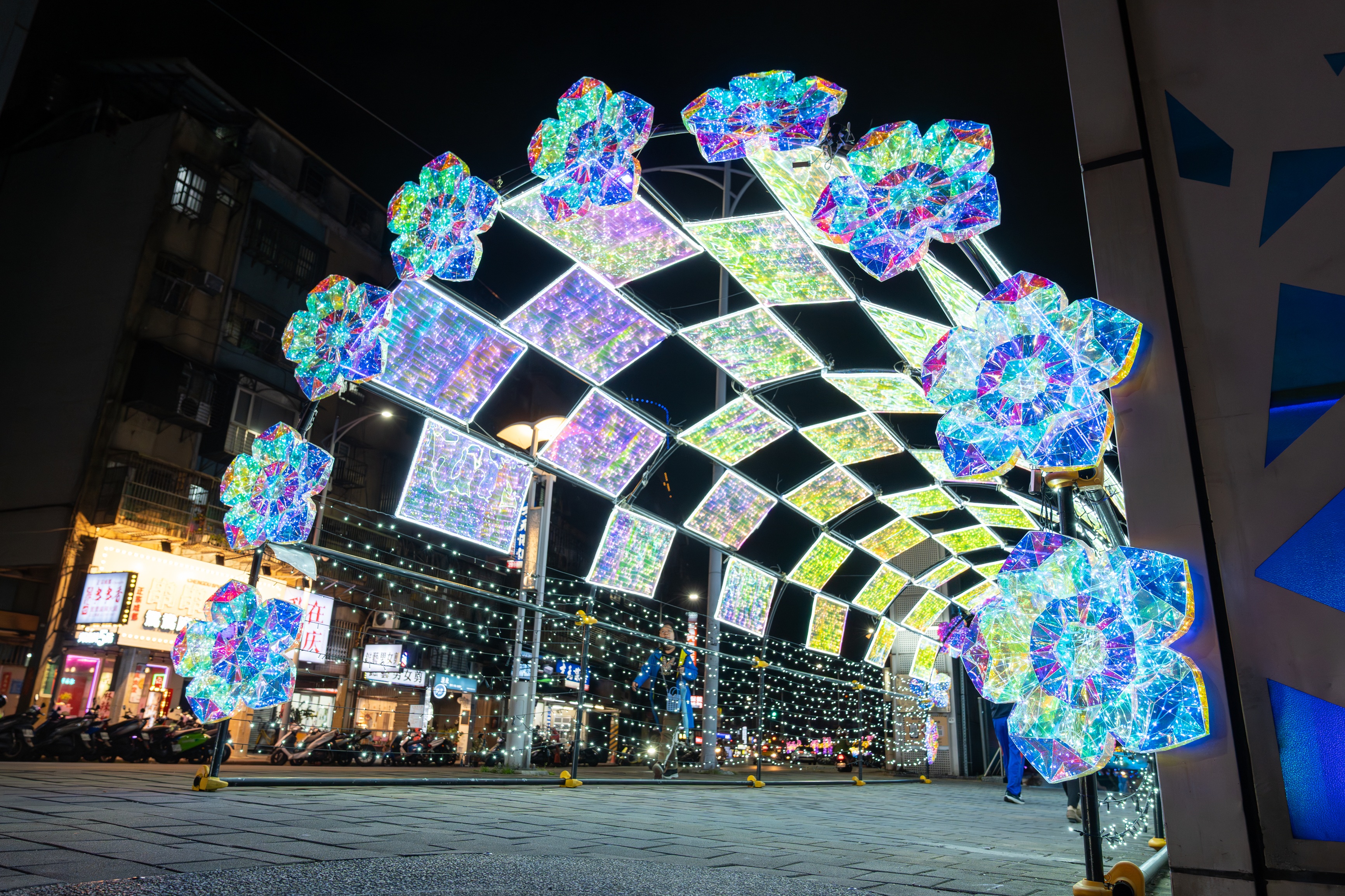 入口意象燈飾璀璨點亮，迎接每一位來到中港河廊的遊客