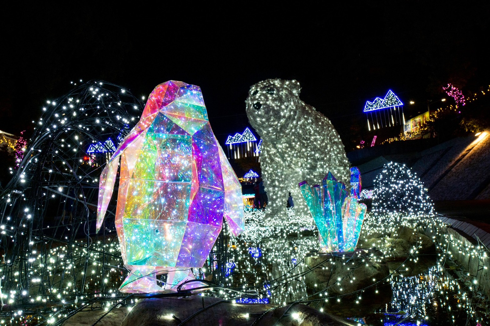 中港光雕展展區有可愛的動物北極熊及企鵝