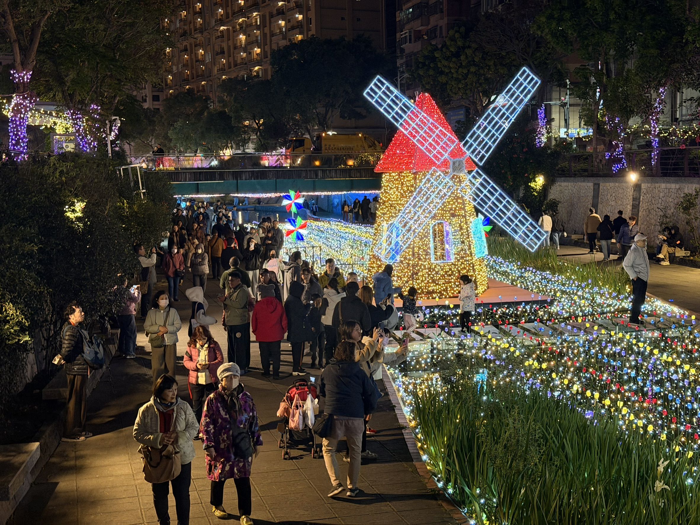 快揪親朋好友一起共賞新莊最夢幻繽紛的光雕河廊