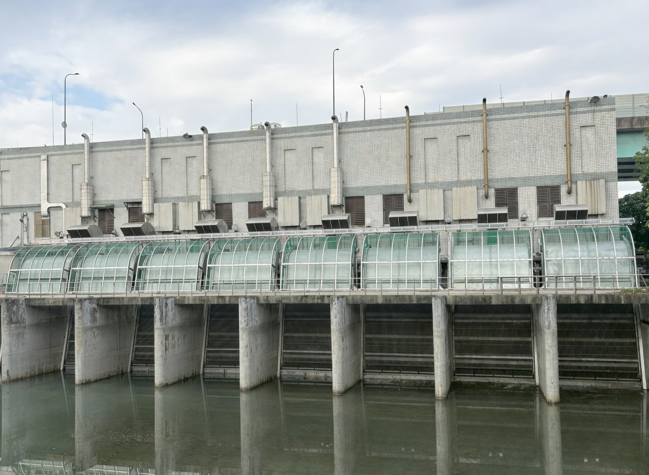 避免抽水機運轉時吸入雜物造成損壞，各抽水站都會在進水口設置撈污機(照片為土城抽水站更新後8組撈污機)