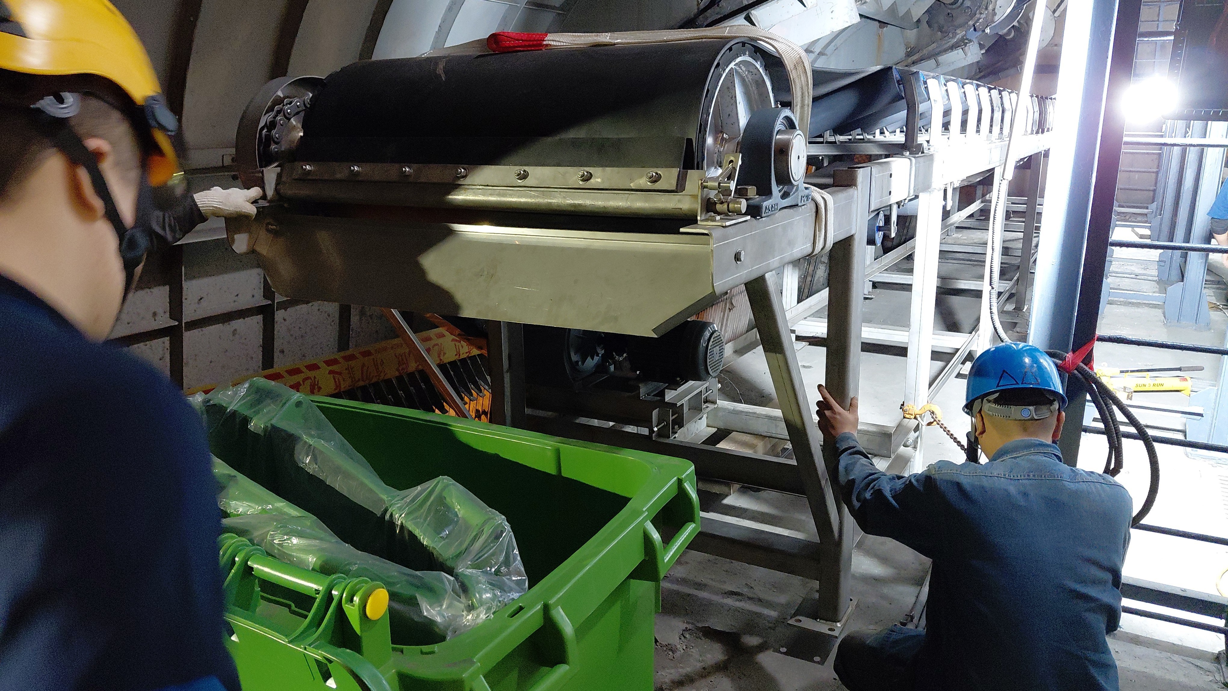 頂崁抽水站進行撈污輸送帶軌道安裝作業