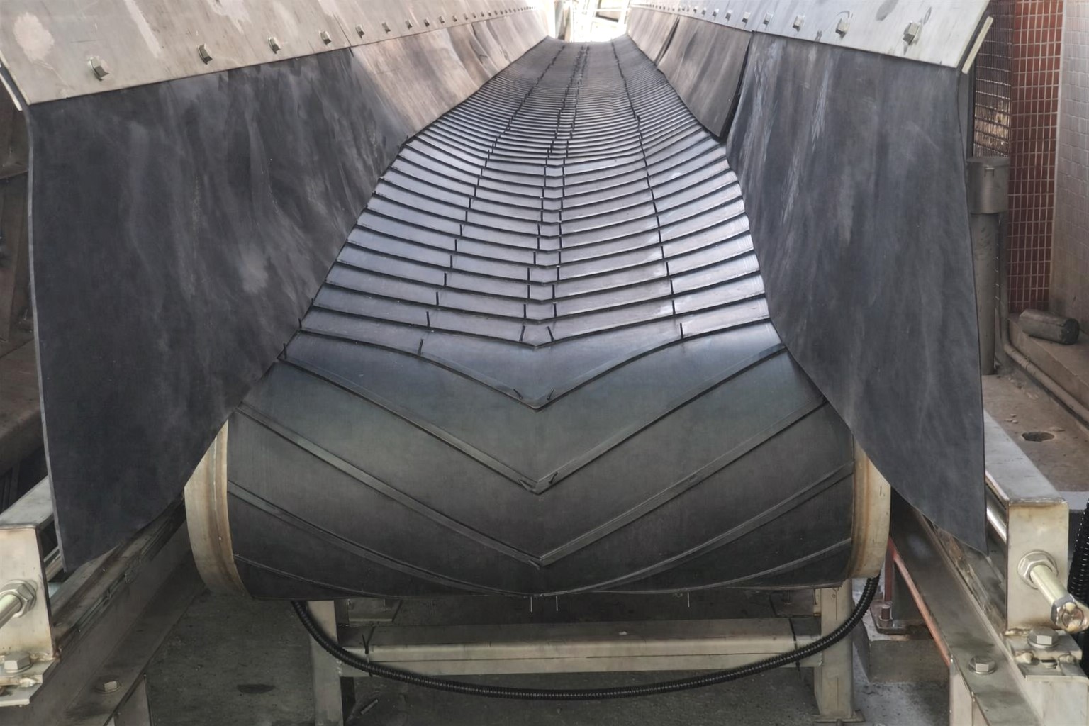 人字型止滑輸送帶，有效提升輸送帶運轉時之摩擦力