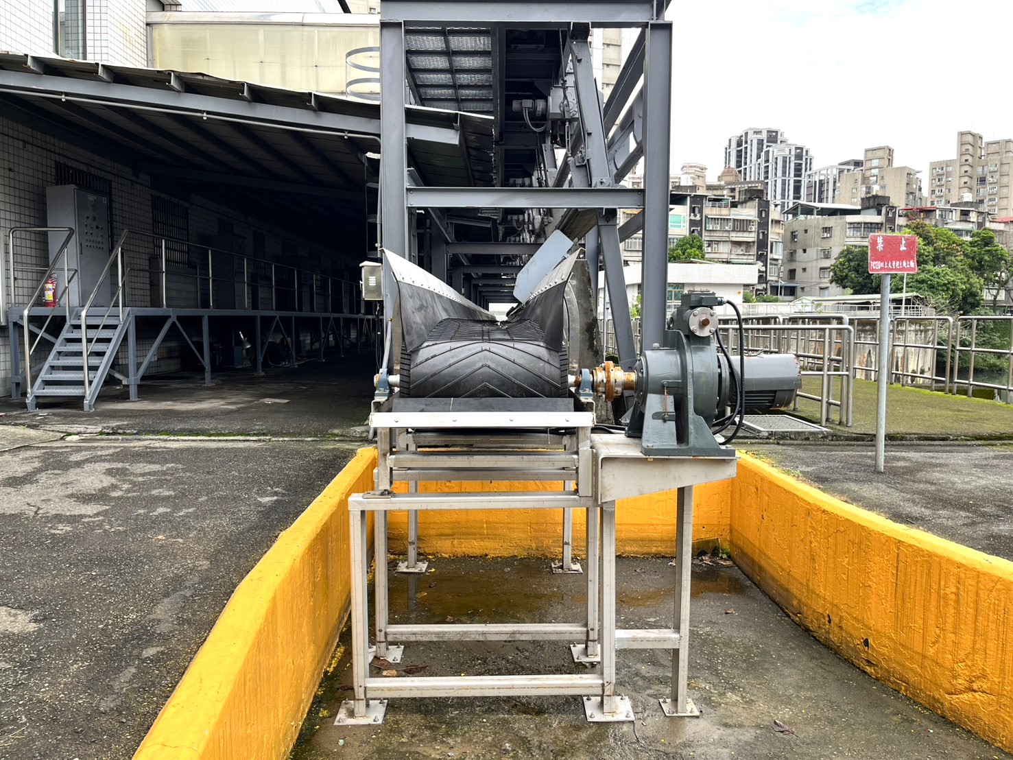 瓦磘抽水站更新後撈污機輸送帶