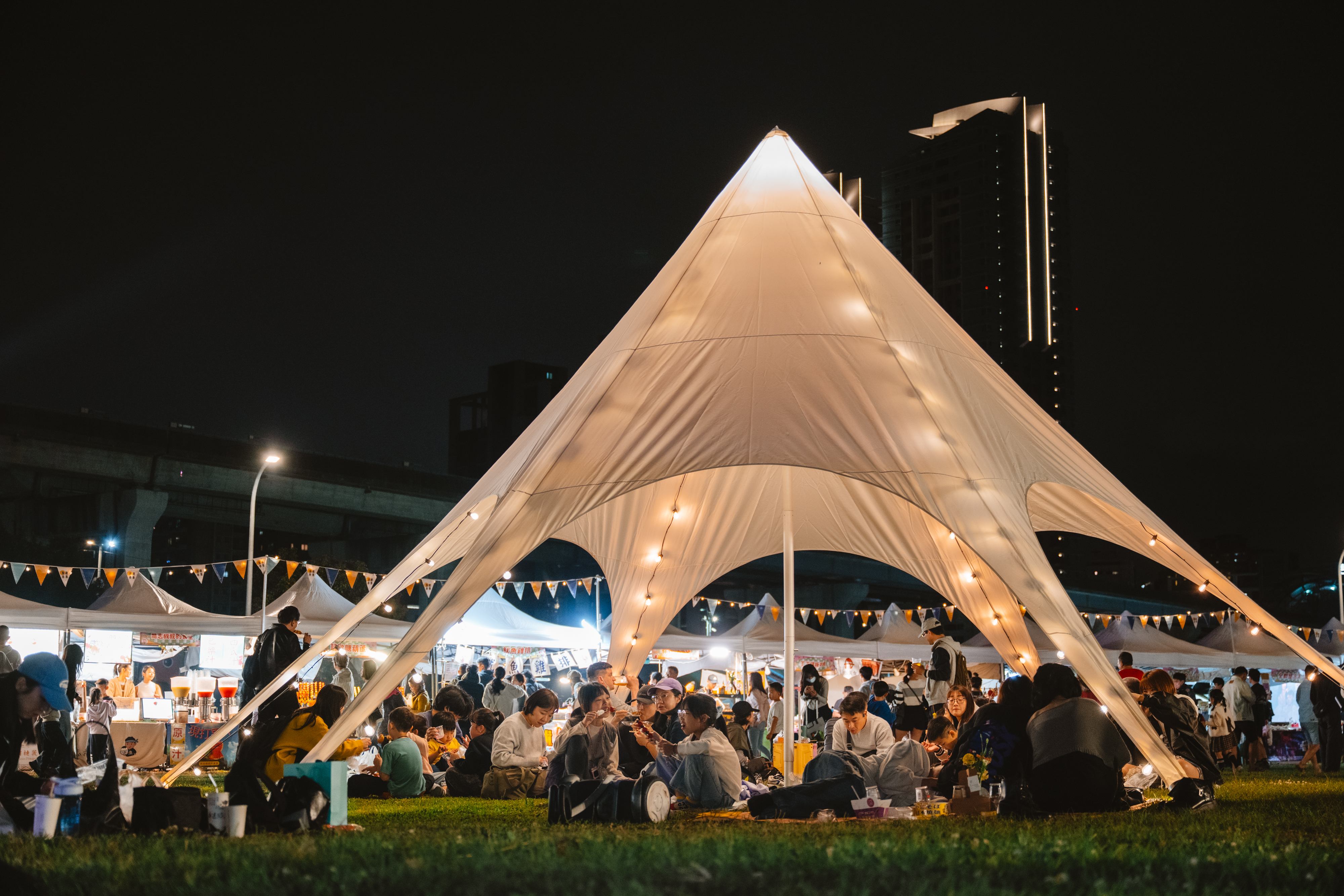  首日即吸引上萬名民眾帶著野餐墊進場