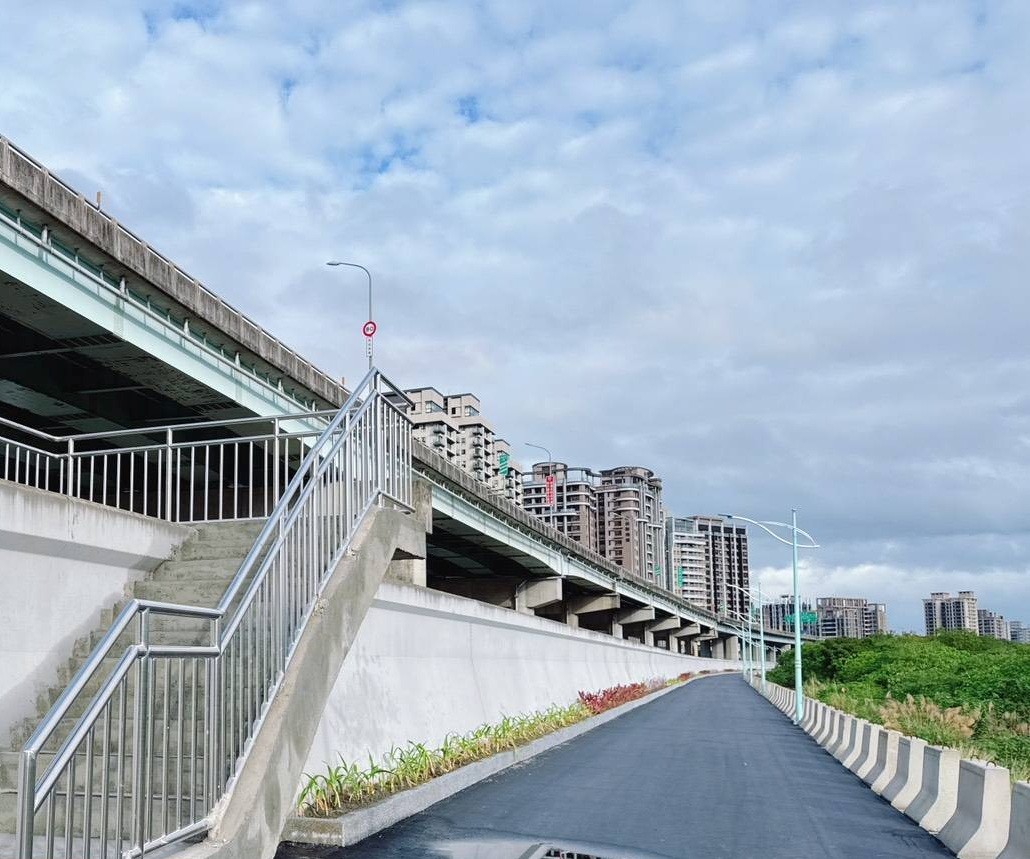 疏左堤防加高工程河岸步道，居民可以藉由越堤爬梯到此運動、散步