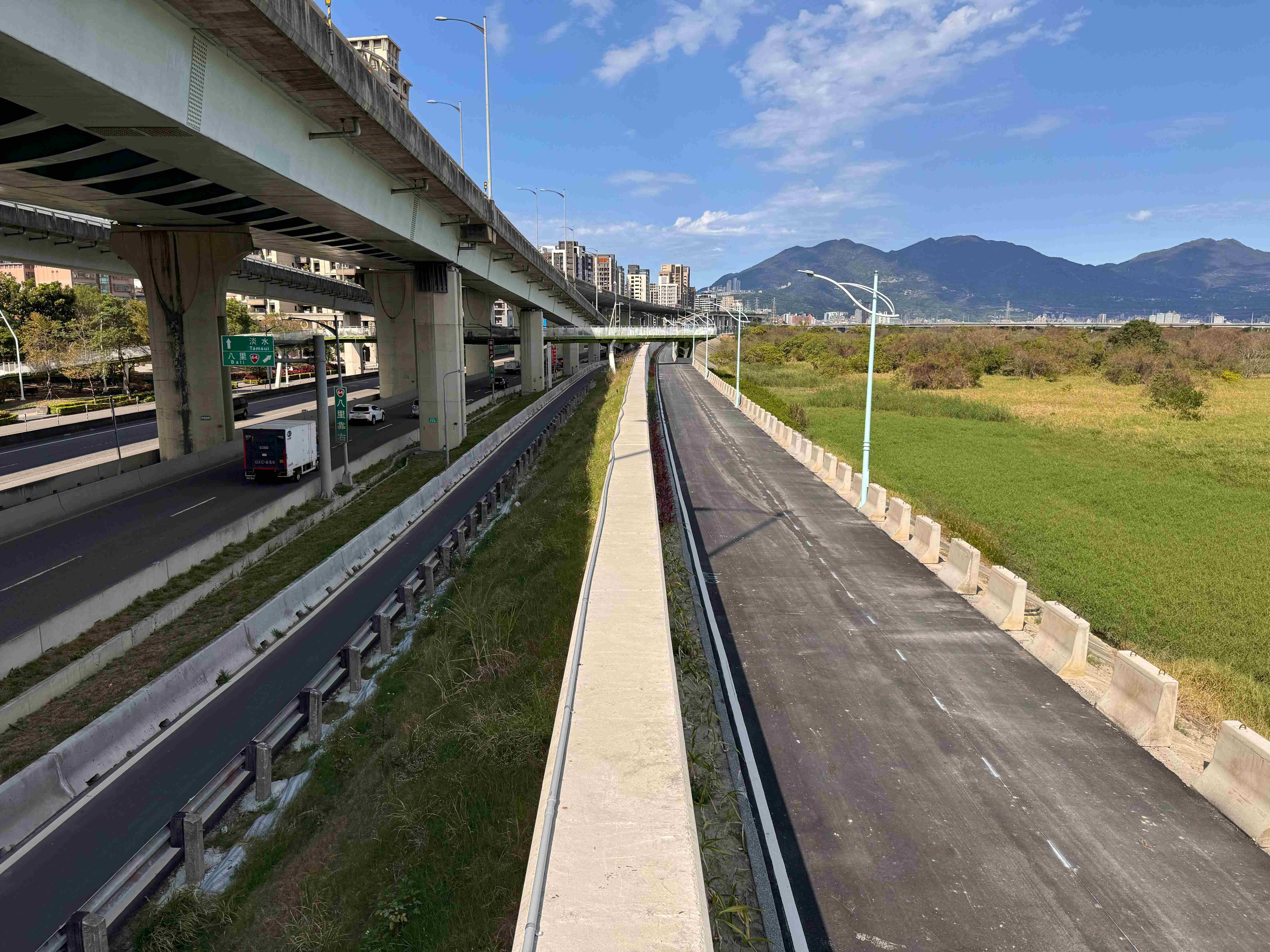  疏左堤防緊鄰五股濕地，民眾可以透過越堤陸橋前往觀察生態