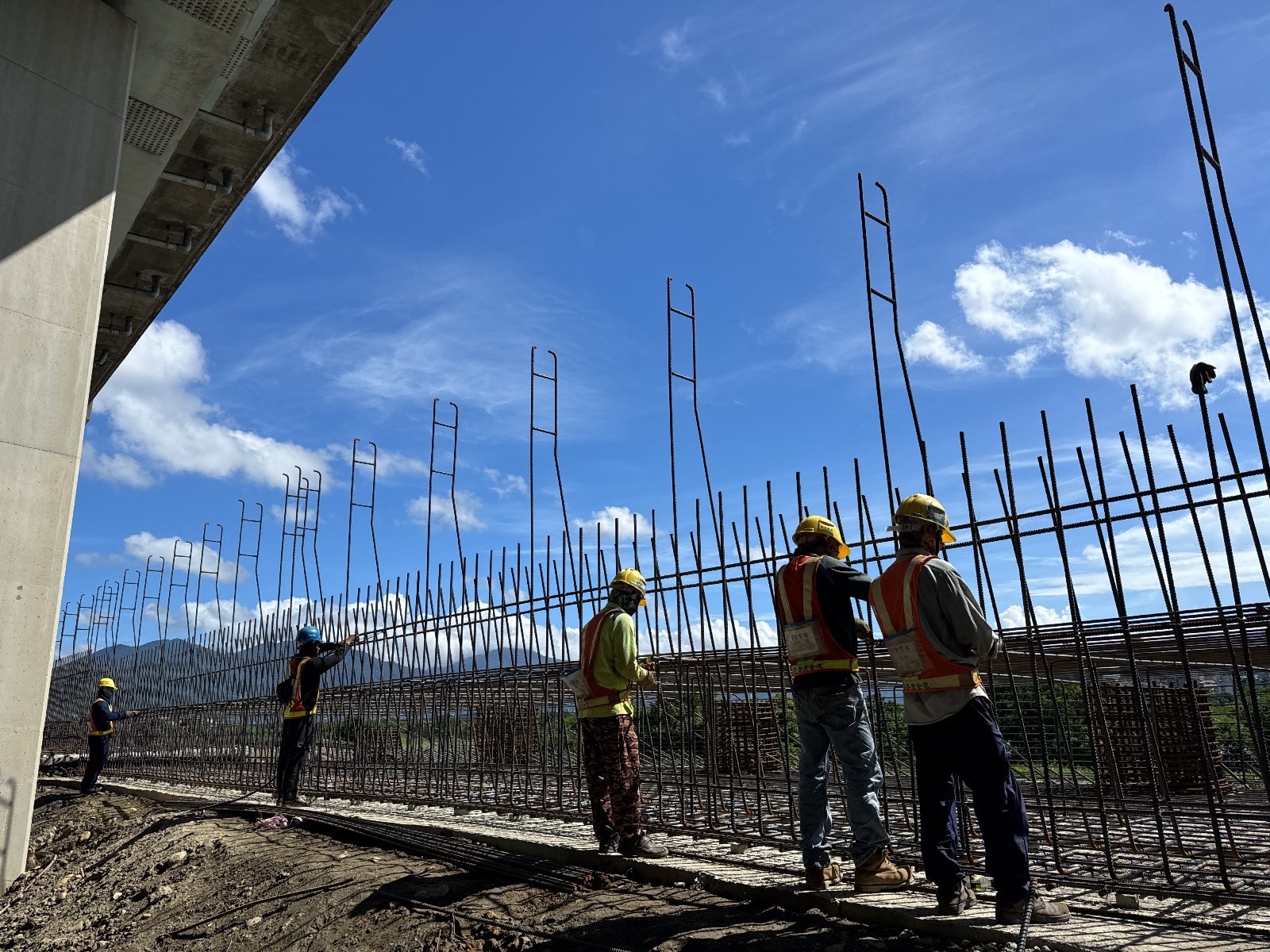 疏左堤防加高工程歷經千餘日，工人不辭勞苦於115年2月18日完工(施工照片)