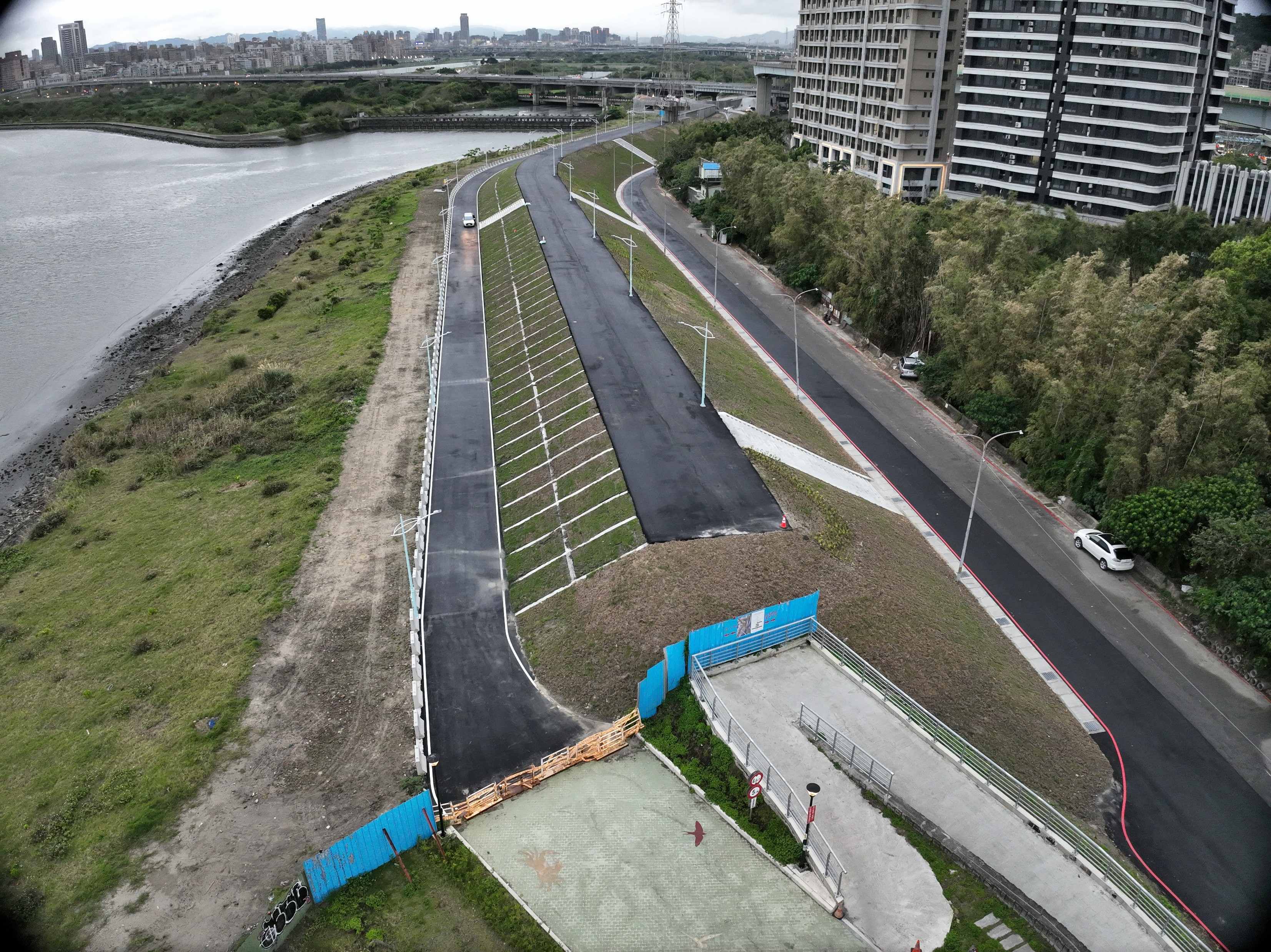  觀音坑溪側土堤段，民眾可以由此前往八里左岸，觀賞水岸景致