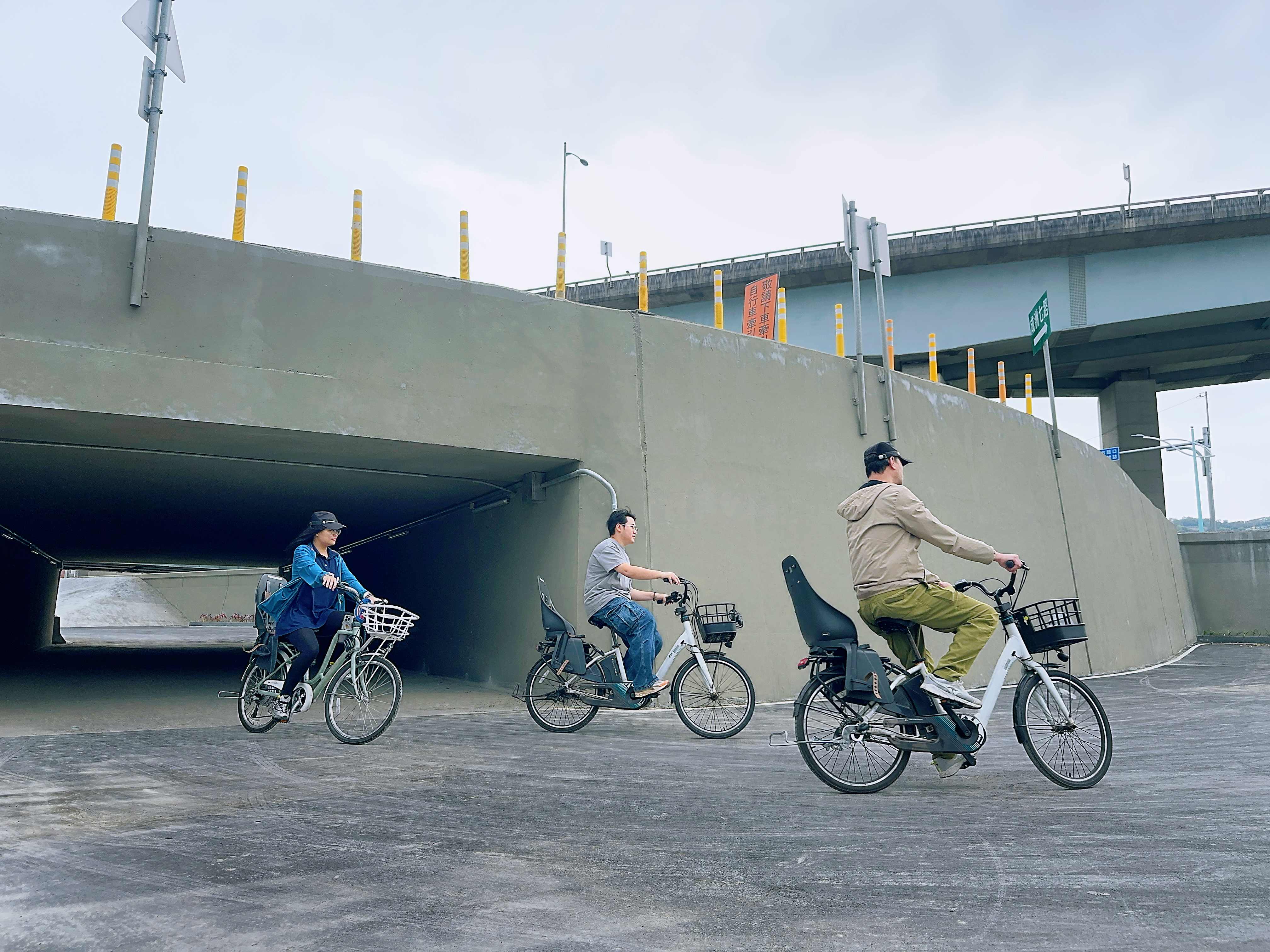  穿過涵洞，探索河濱隱藏的風景