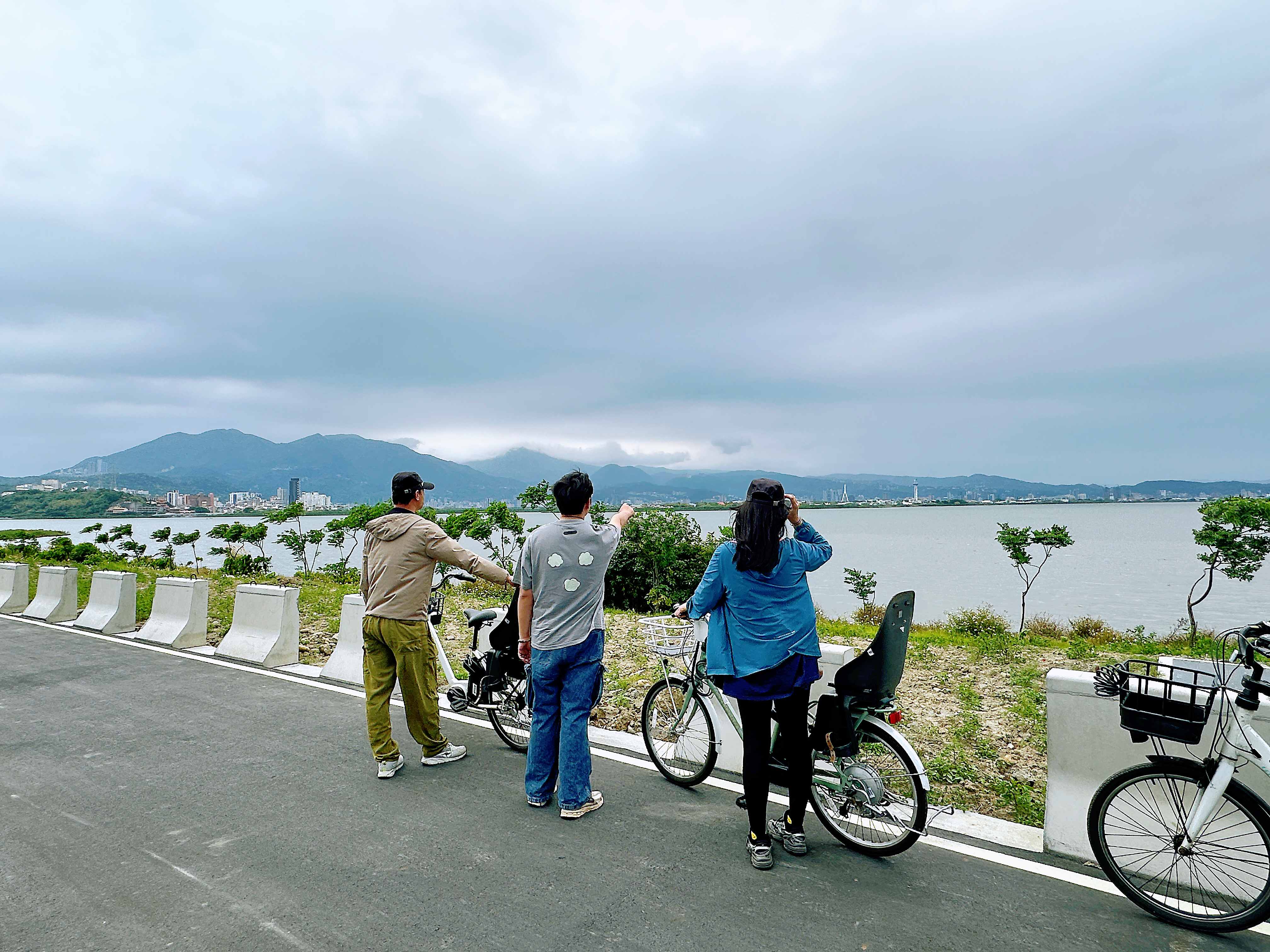  停下腳步，共同遠眺開闊的壯麗水景