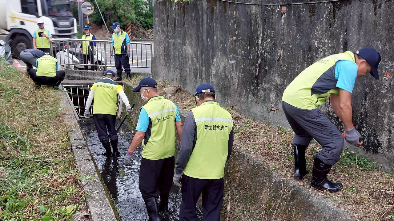 偵水志工協助於大雨發布時清除河道阻塞異物
