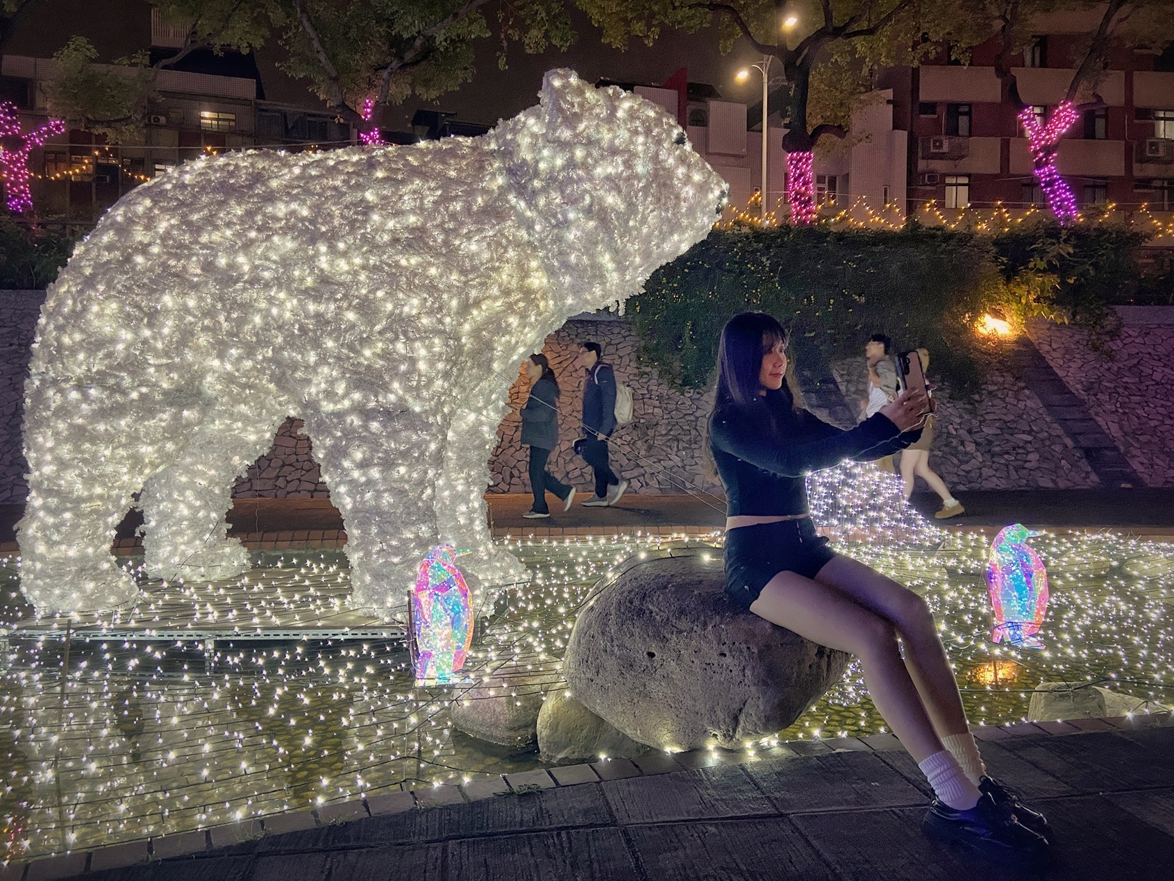 3公尺北極熊霸氣登場，民眾搶拍打卡成焦點