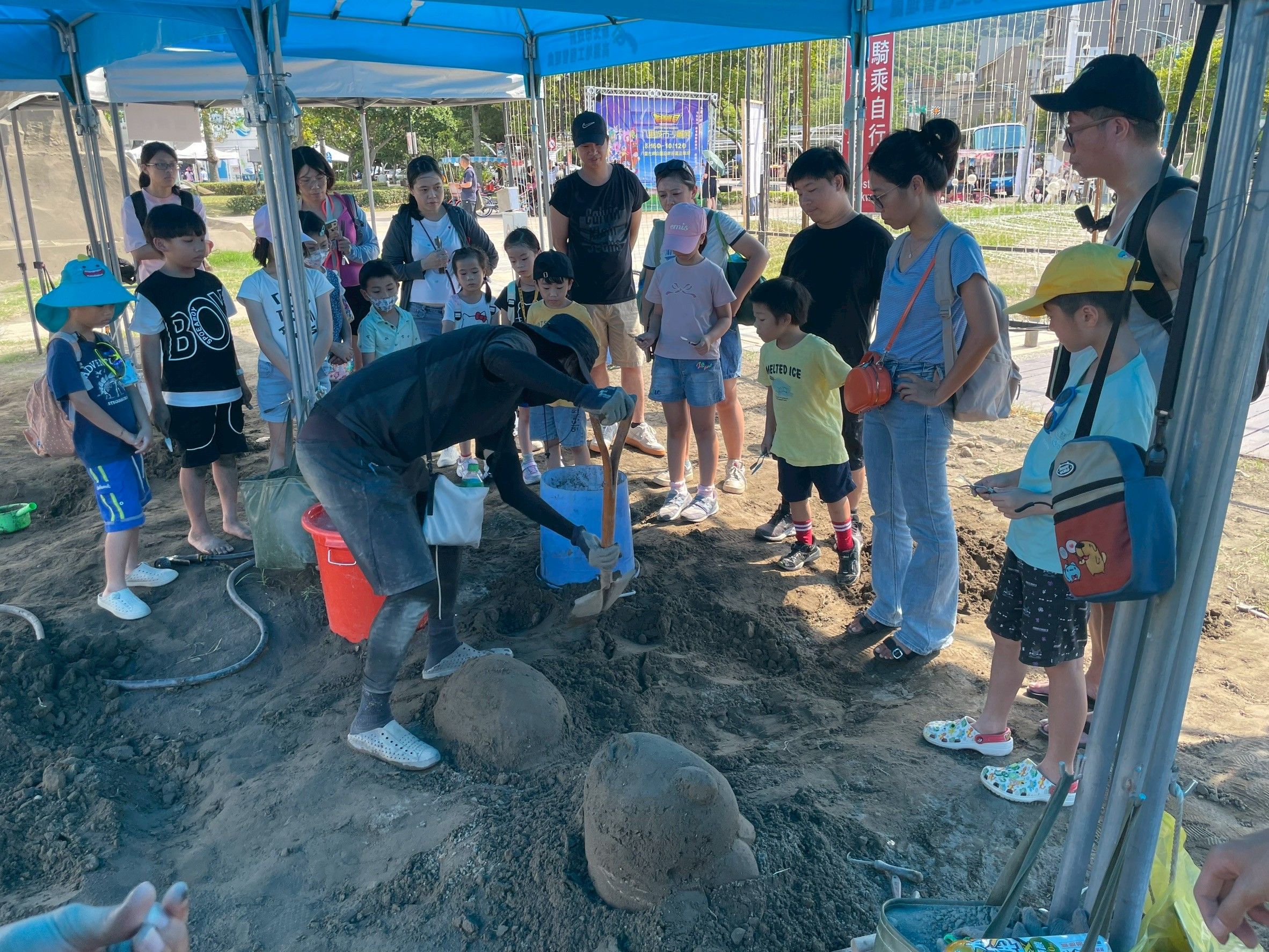  沙雕師工作坊由專業沙雕師帶領體驗創作沙雕的過程