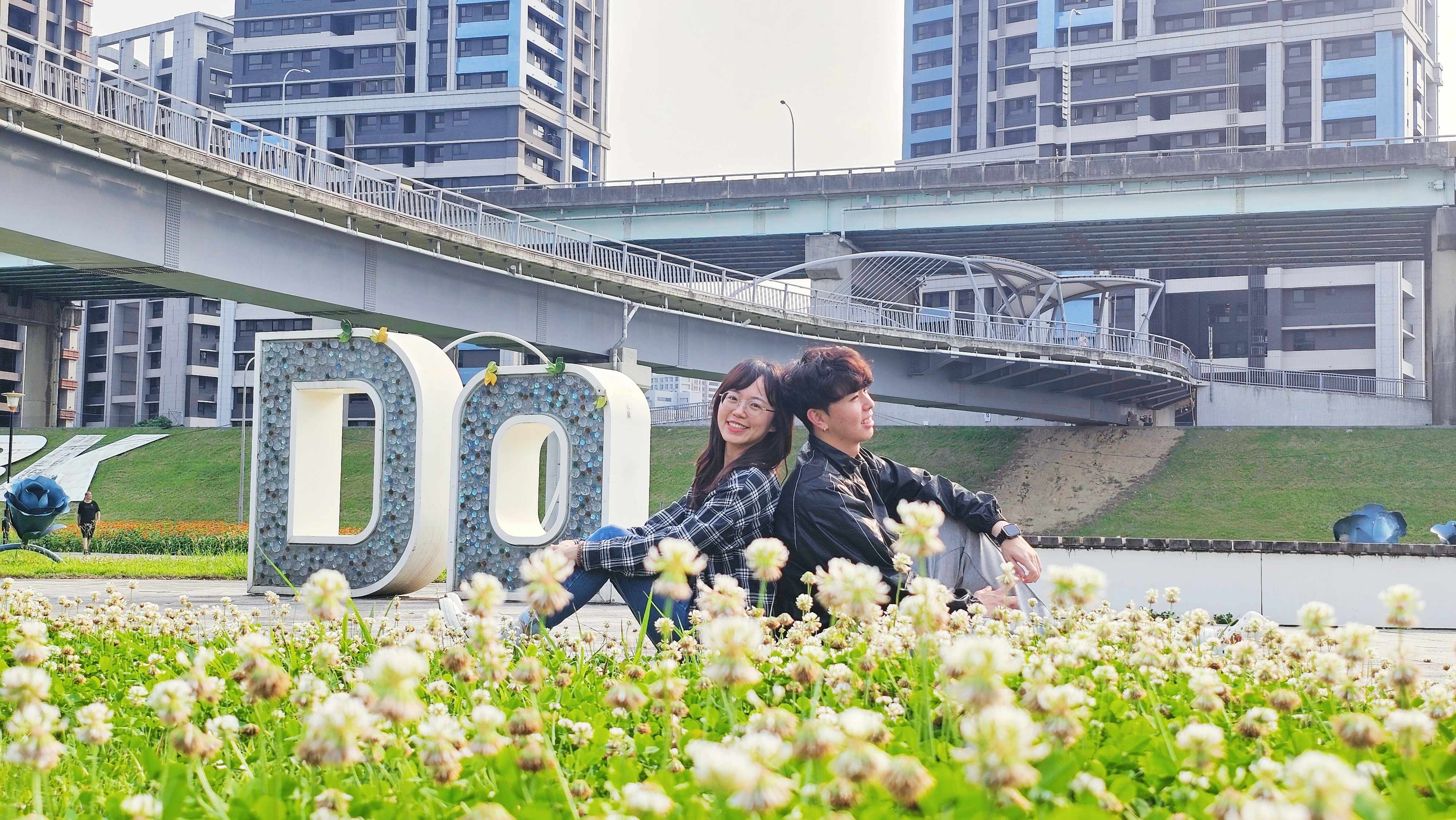  來新北大都會公園與白花三葉草旁甜蜜合影