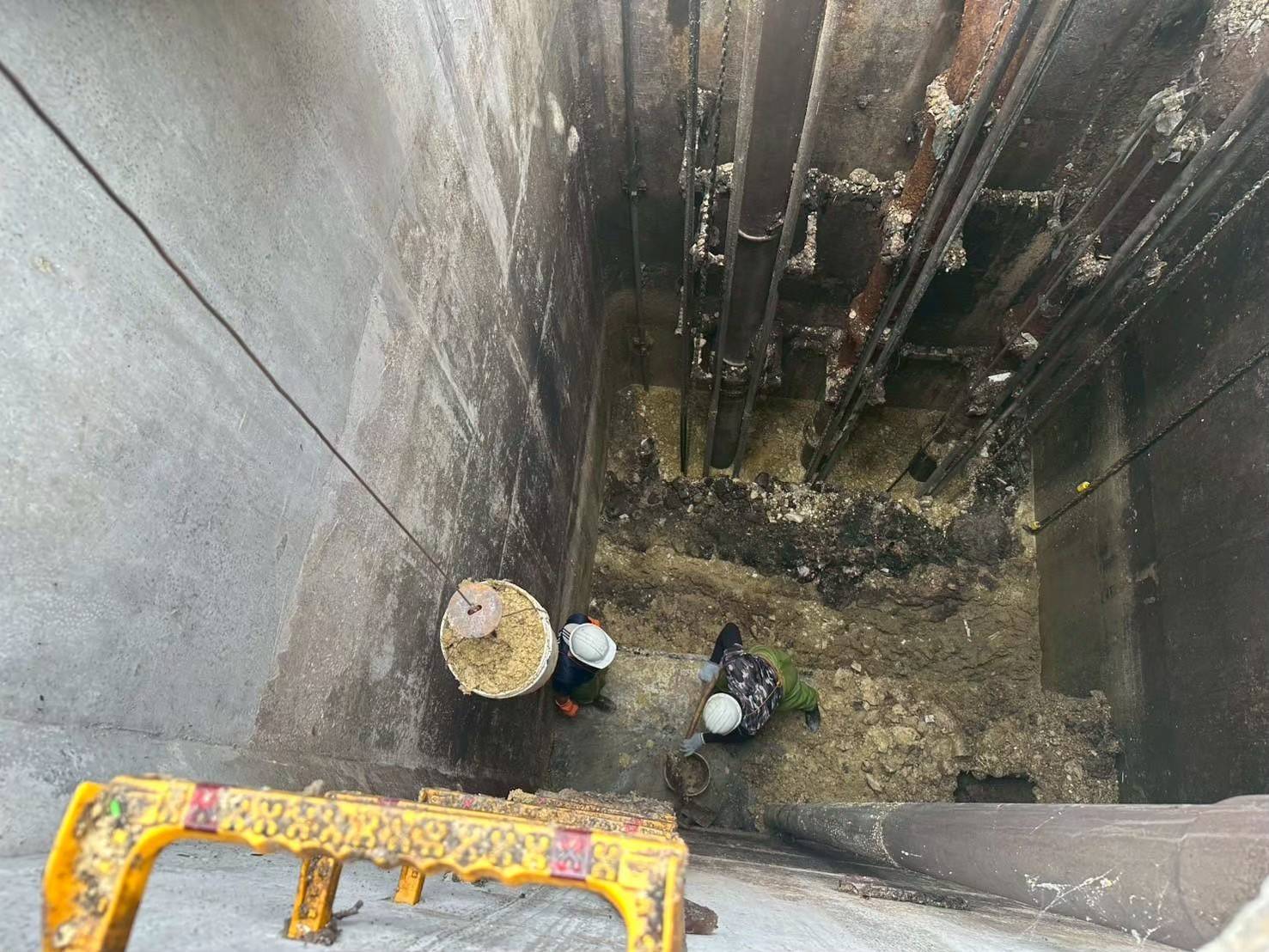  操作人員於揚水站進行槽底清淤作業