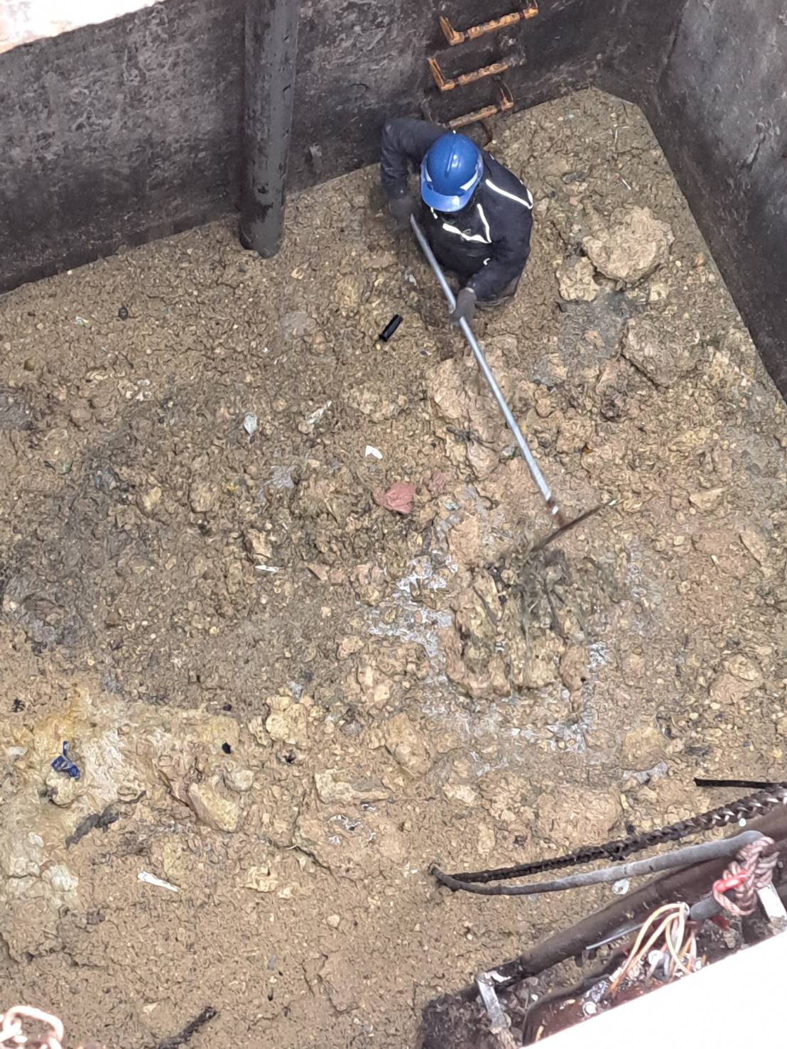 揚水站槽體清理上層油脂塊情況