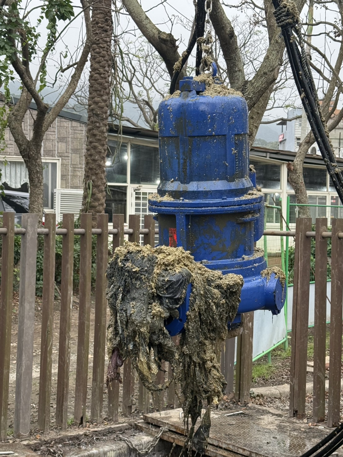 八里P04揚水站進行泵浦吊運清理作業