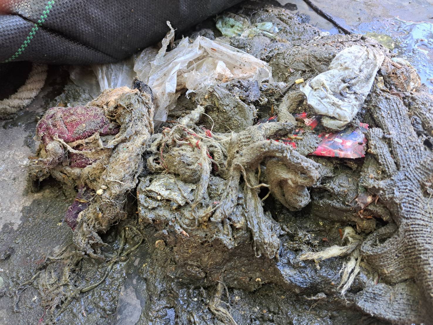  操作人員於揚水站泵浦清理出大量棉絮、破布與垃圾