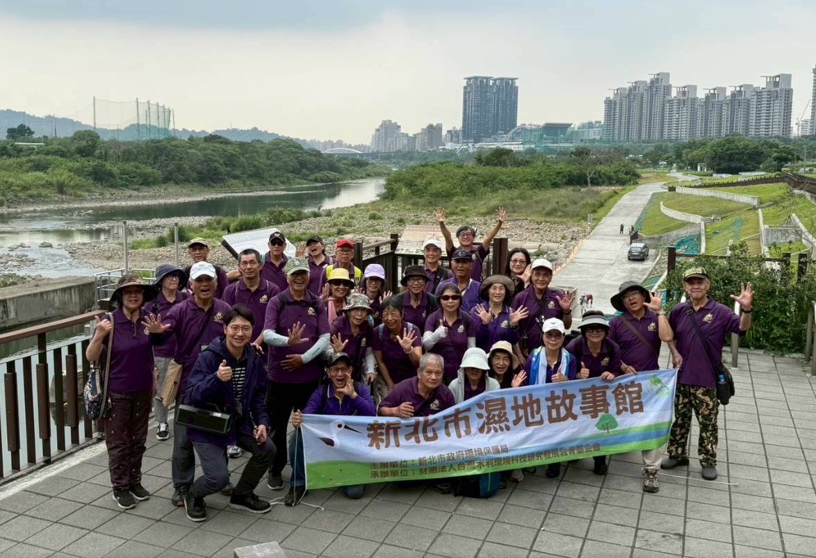 新北市「水漾學堂」結合碧潭堰魚道生態導覽，帶領環保局志工實地走訪新店溪水域，認識河川治理與洄游生態成果