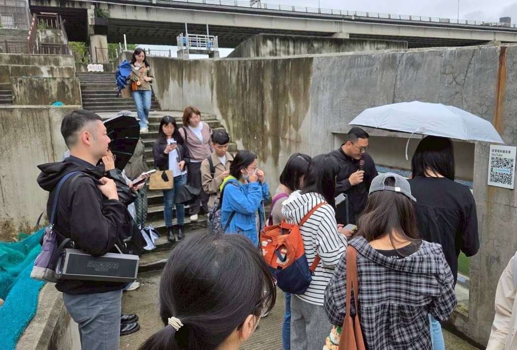 青年局參與碧潭堰魚道導覽活動，透過即時監測影像與現地解說，近距離了解魚群洄游與魚道運作情形，感受新店溪生態復育成果