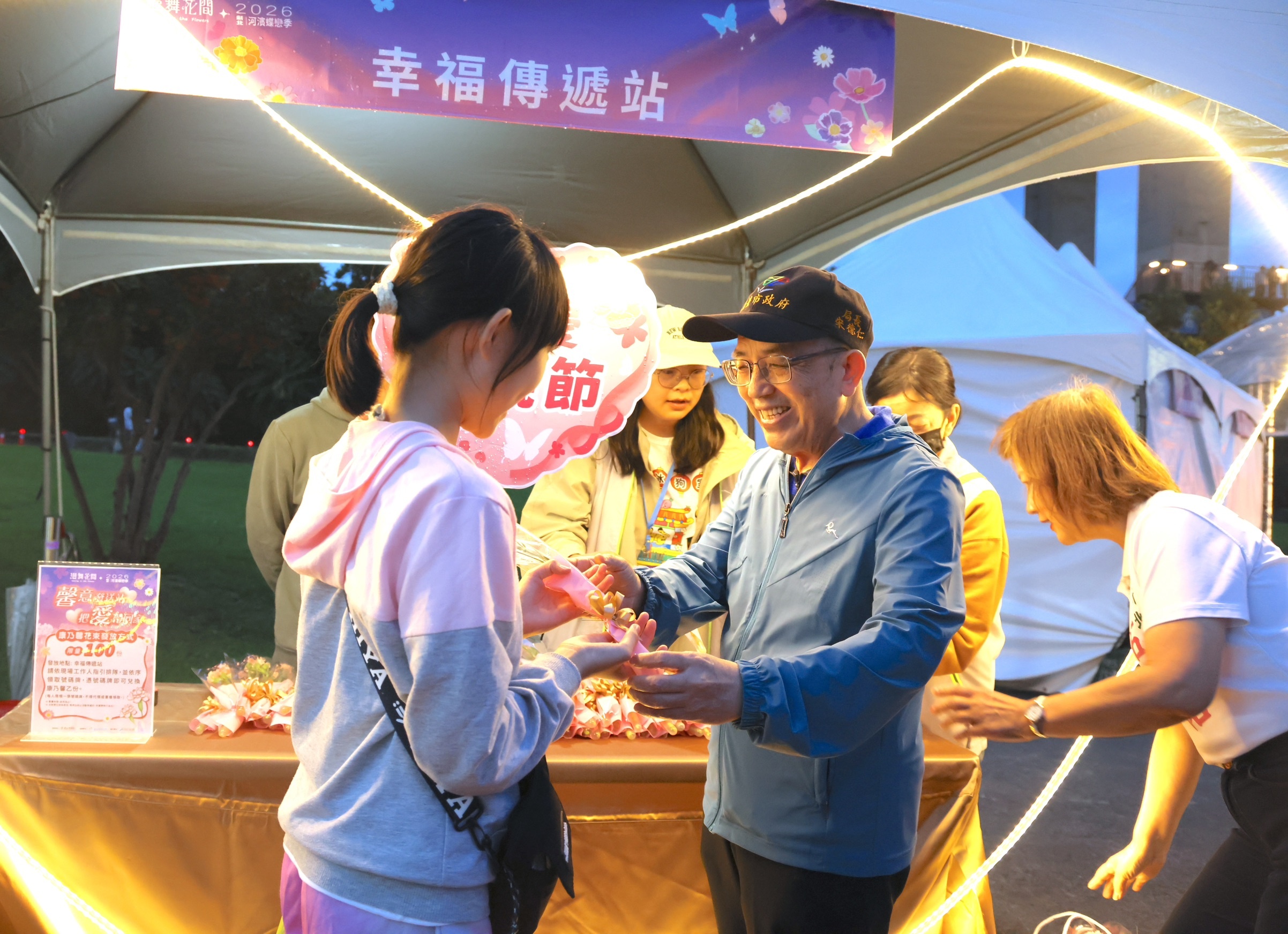  水利局長發送象徵祝福母親節的康乃馨