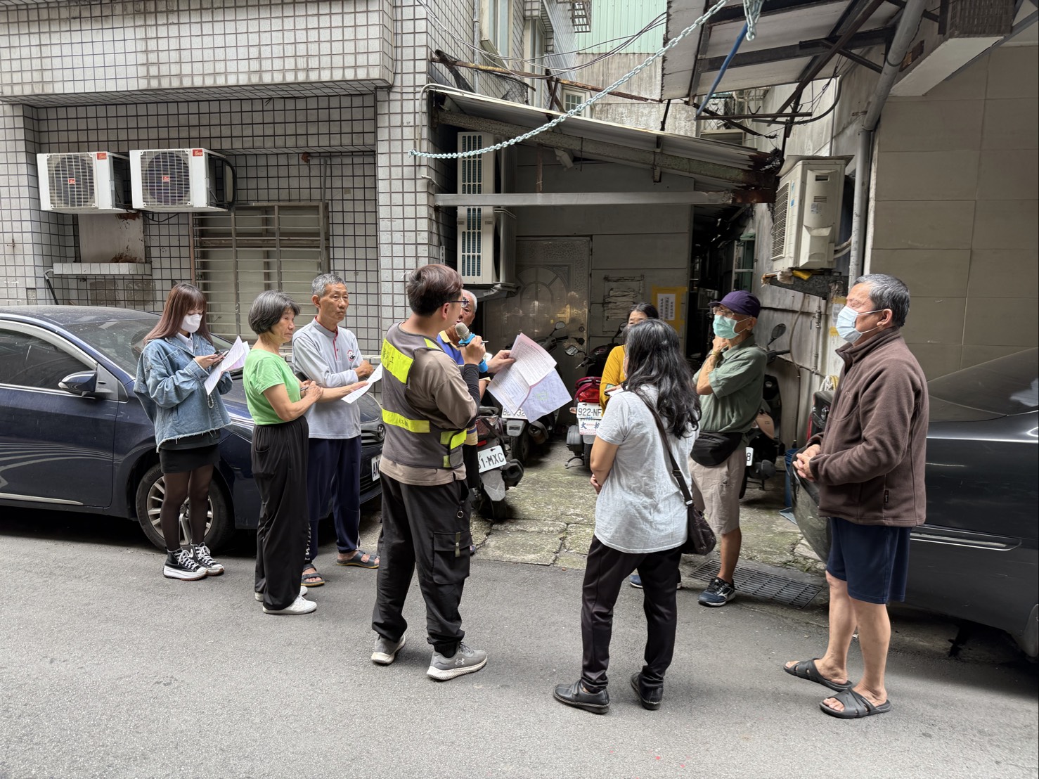 施工團隊多次邀集住戶說明違建自拆配合方式