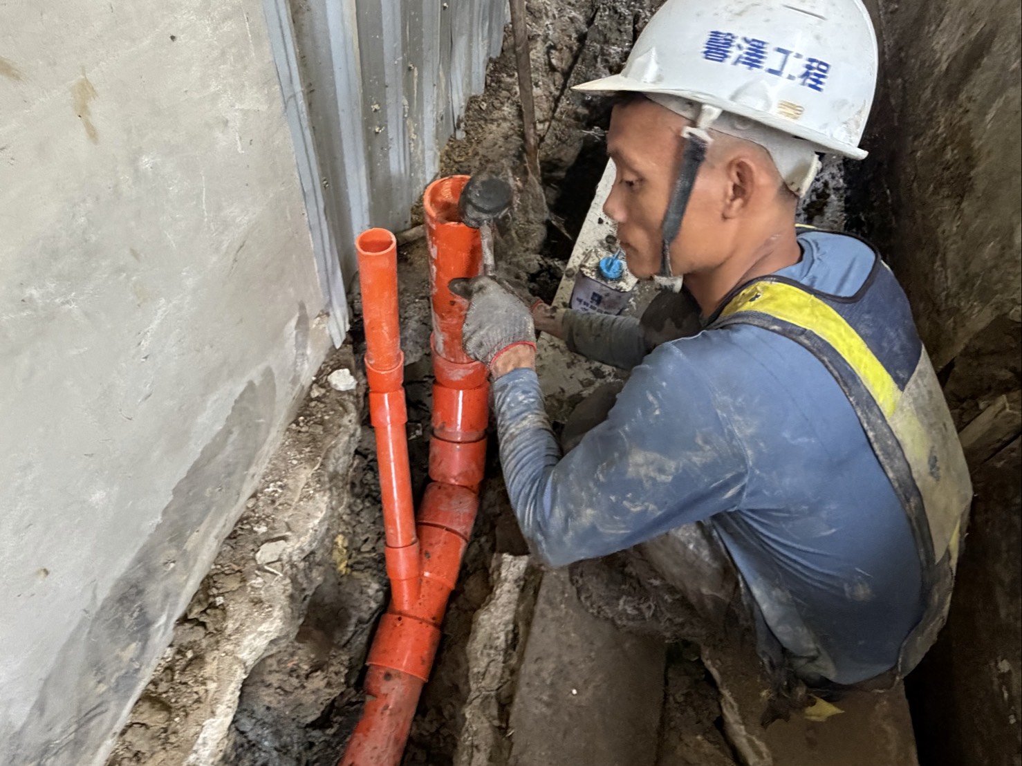 施工人員在後巷埋設污水管線，將住戶污水接入公共污水下水道