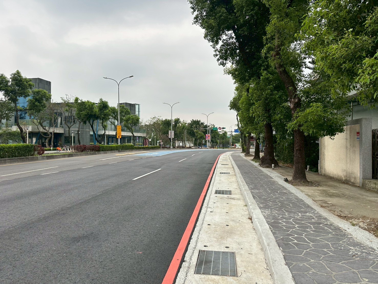 佳園路三段分流箱涵完工後路面復舊完成