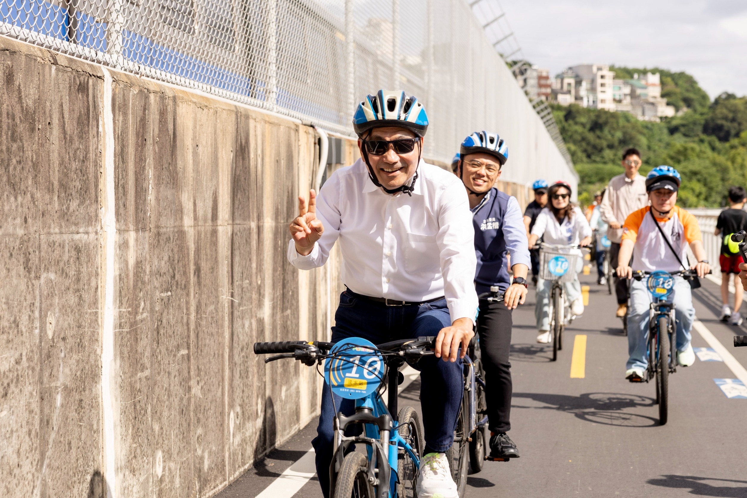 市長侯友宜率隊騎乘全新關渡段自行車道，感受淡水河岸嶄新門戶風貌