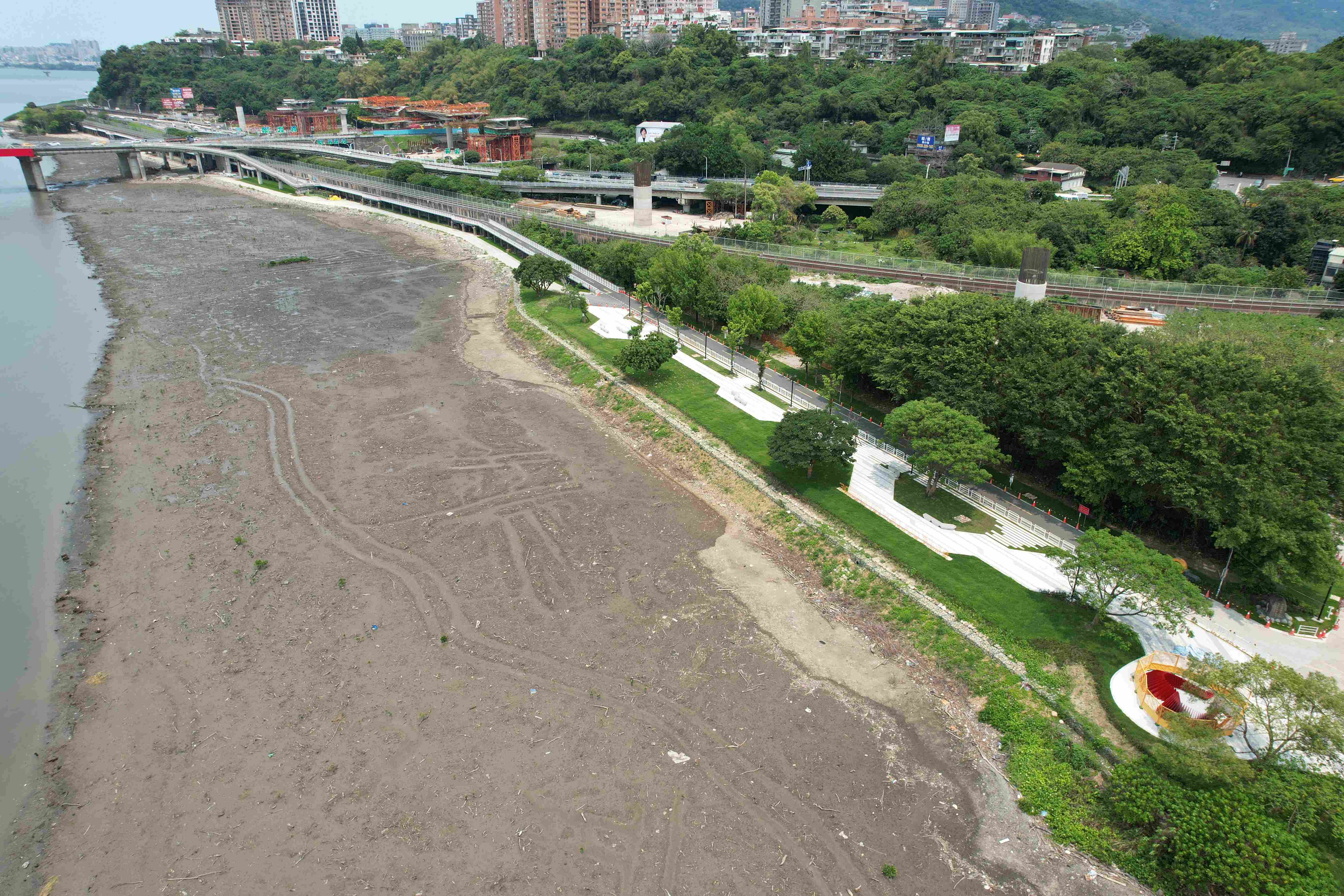  遠遠俯瞰雙北市界迎賓廣場