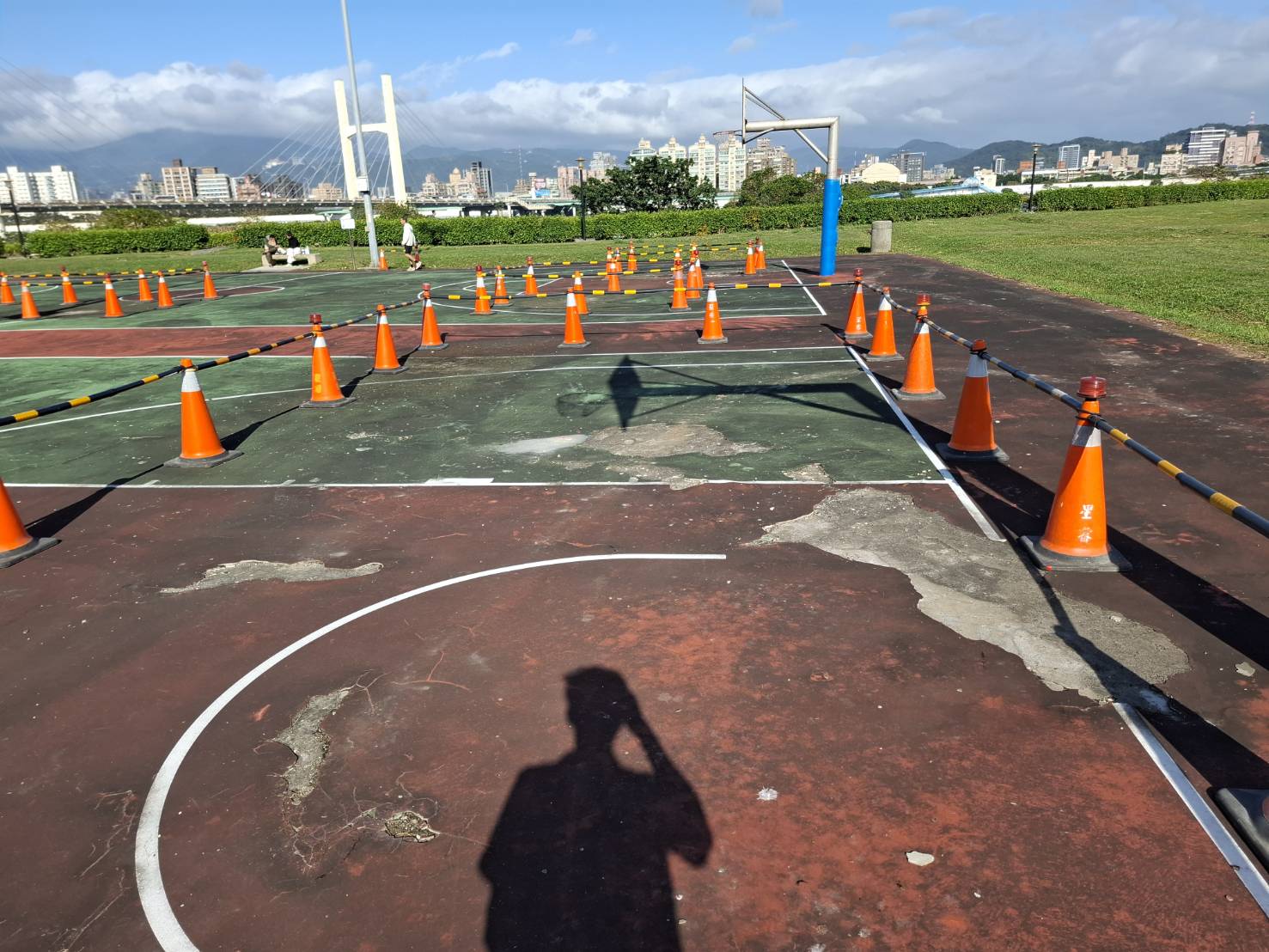  重陽籃球場因頻繁使用，地坪已有多處裂損，本處預計進行大規模整修