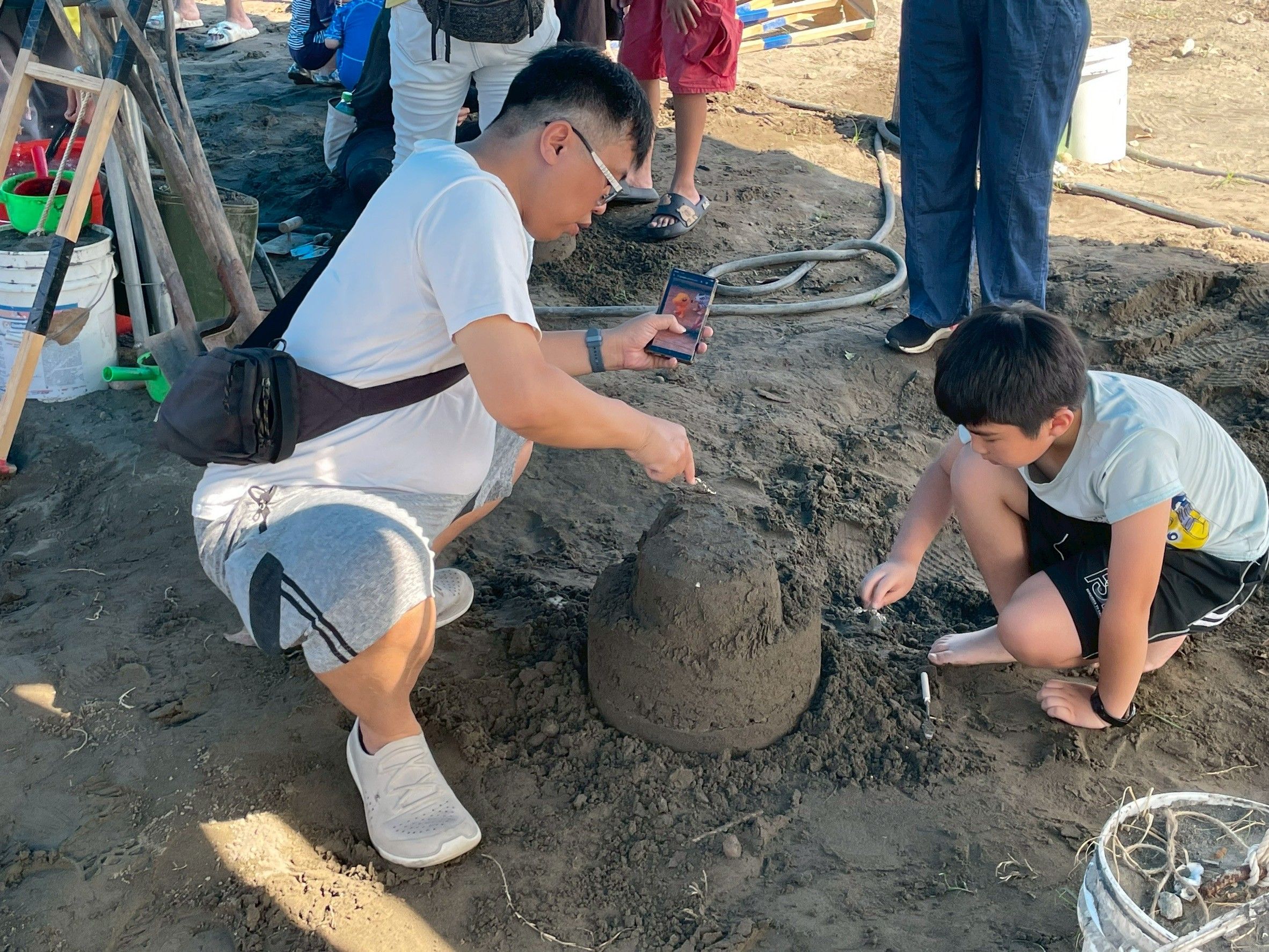  親子一同體驗創作沙雕的樂趣