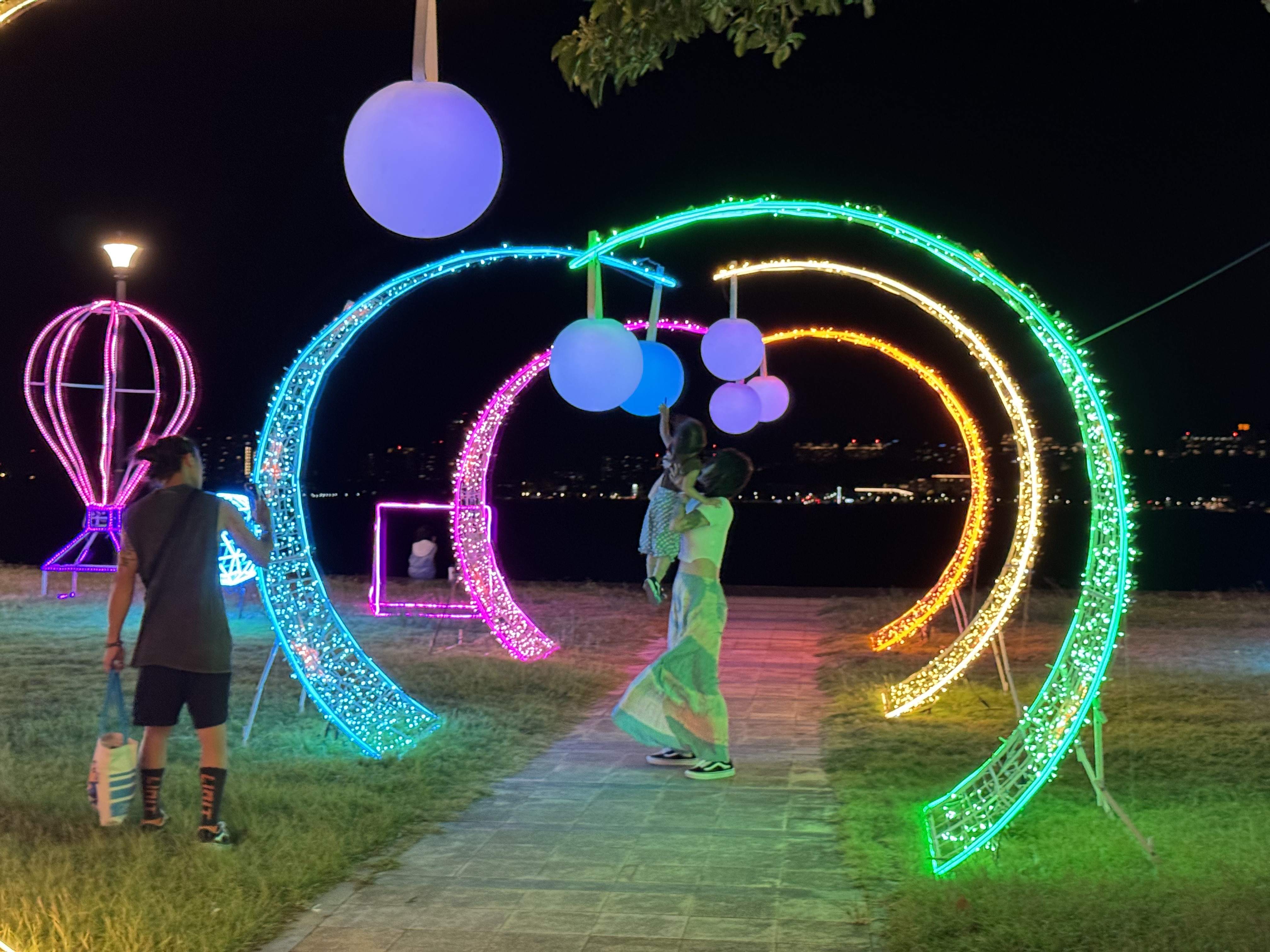 逐浪星帆 · 夏夜光境：以海浪與帆船為靈感，層層光環宛如迎風啟航，點亮垂掛的可互動變色星球，如帶領旅人穿梭在夢幻光之航道