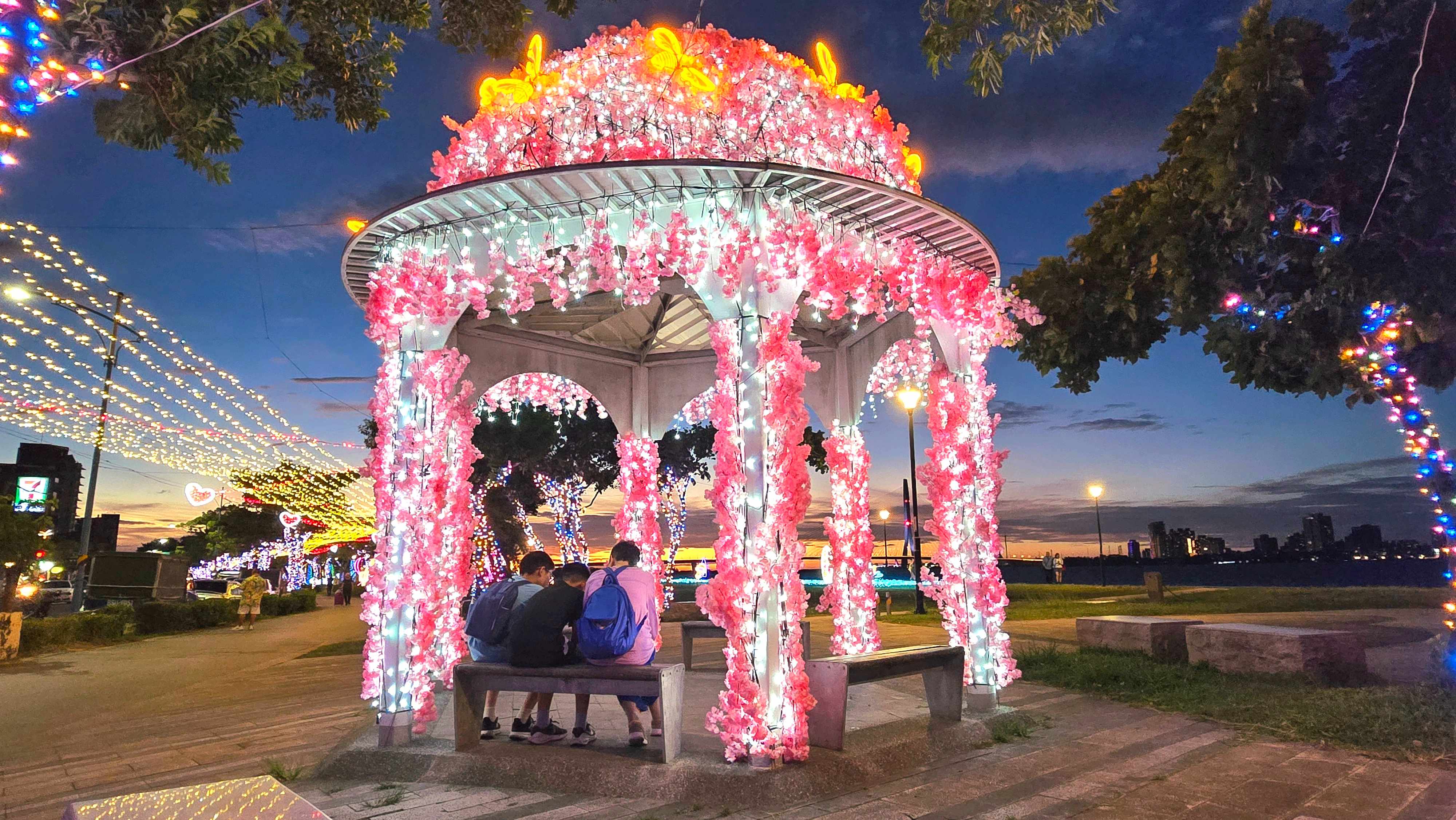  花語星亭 · 海岸夏宴：粉嫩花光有閃耀蝶影點亮海岸涼亭