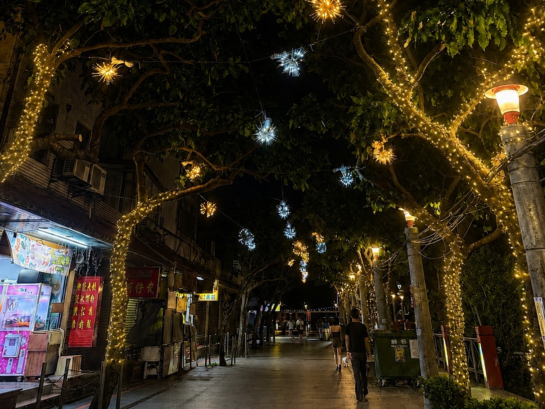  星火海岸．渡船夏夜：漫步渡船頭海岸步道，隨著海風與星光交織，煙火燈飾在樹梢間綻放，點亮夏夜專屬海港
