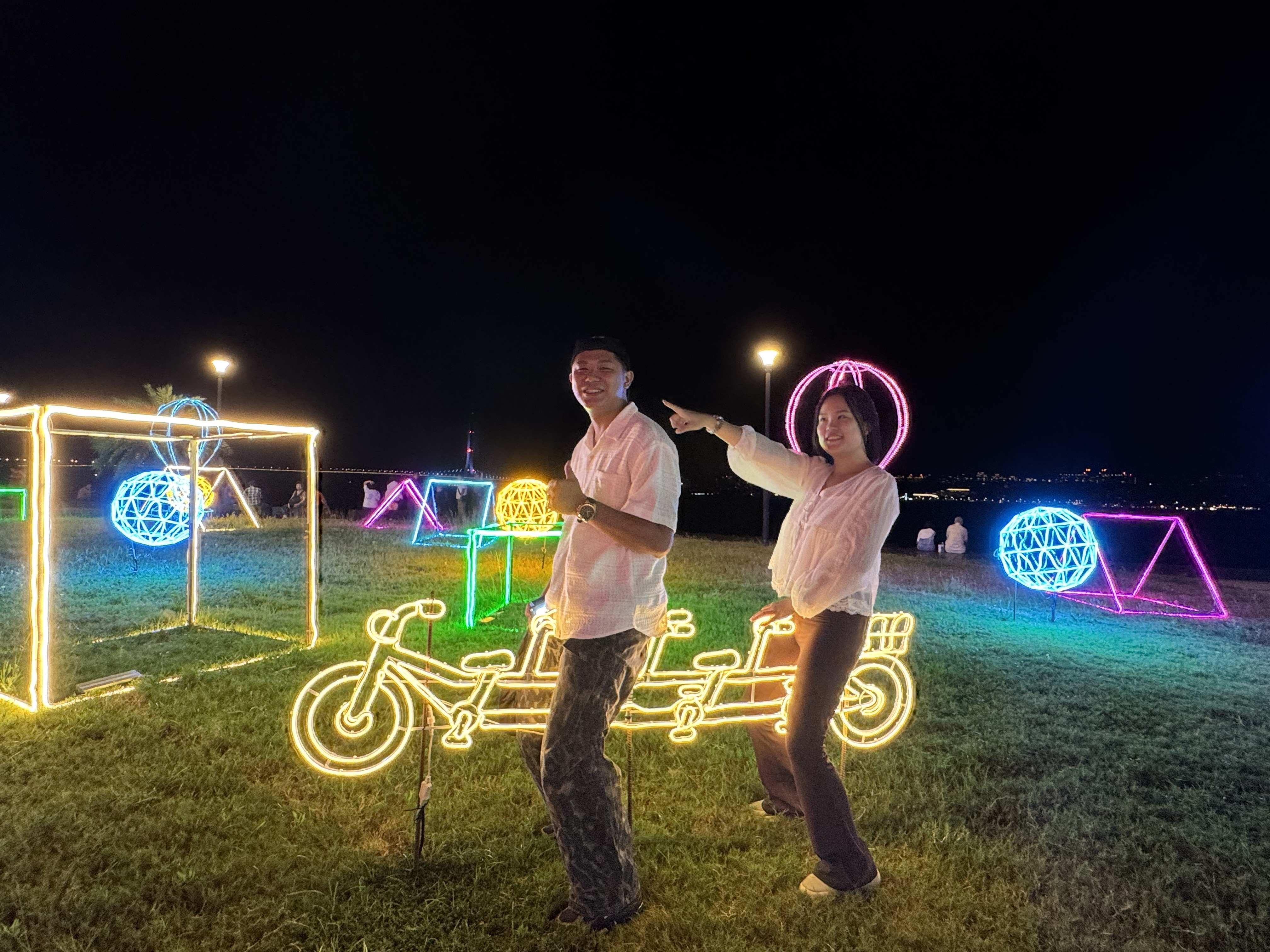 星光騎旅 · 夏夜八里：以自行車主題燈飾，營造騎乘自行車意象，吸引民眾散步賞燈、拍照留念