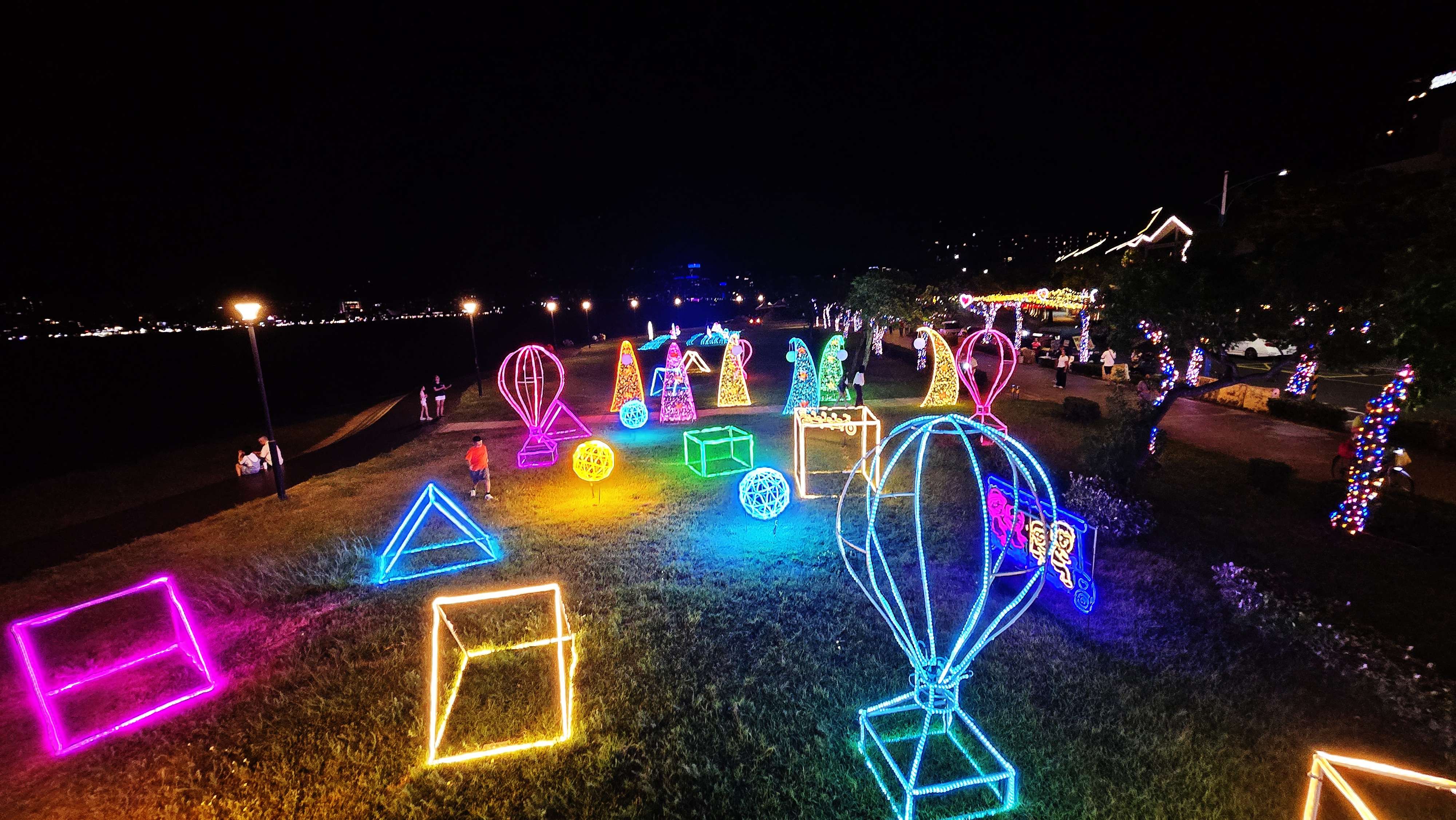  星光騎旅 · 夏夜八里：以熱氣球主題燈飾，吸引民眾散步賞燈、拍照留念