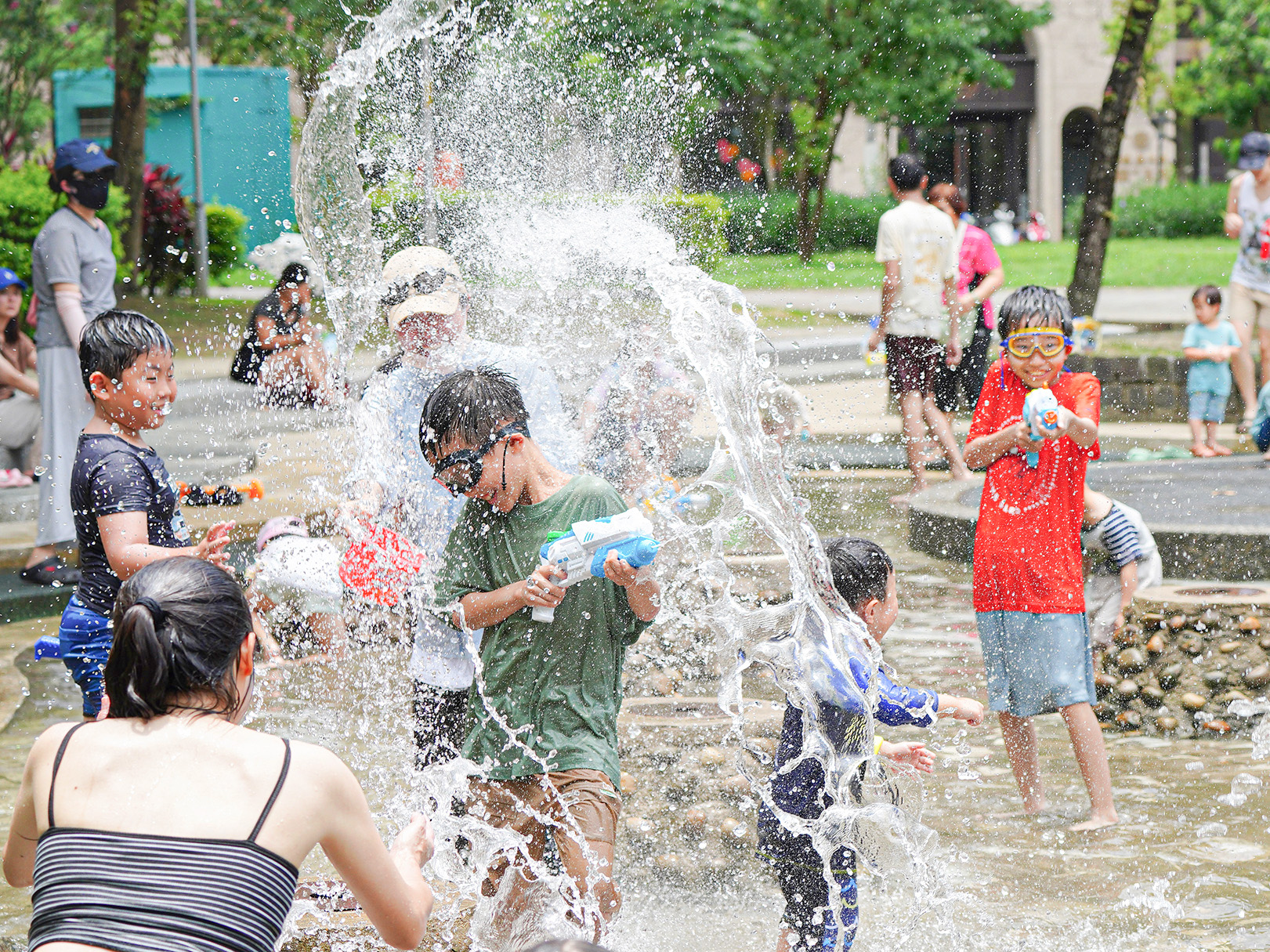  塭仔底濕地公園戲水池適合大朋友小朋友來玩水