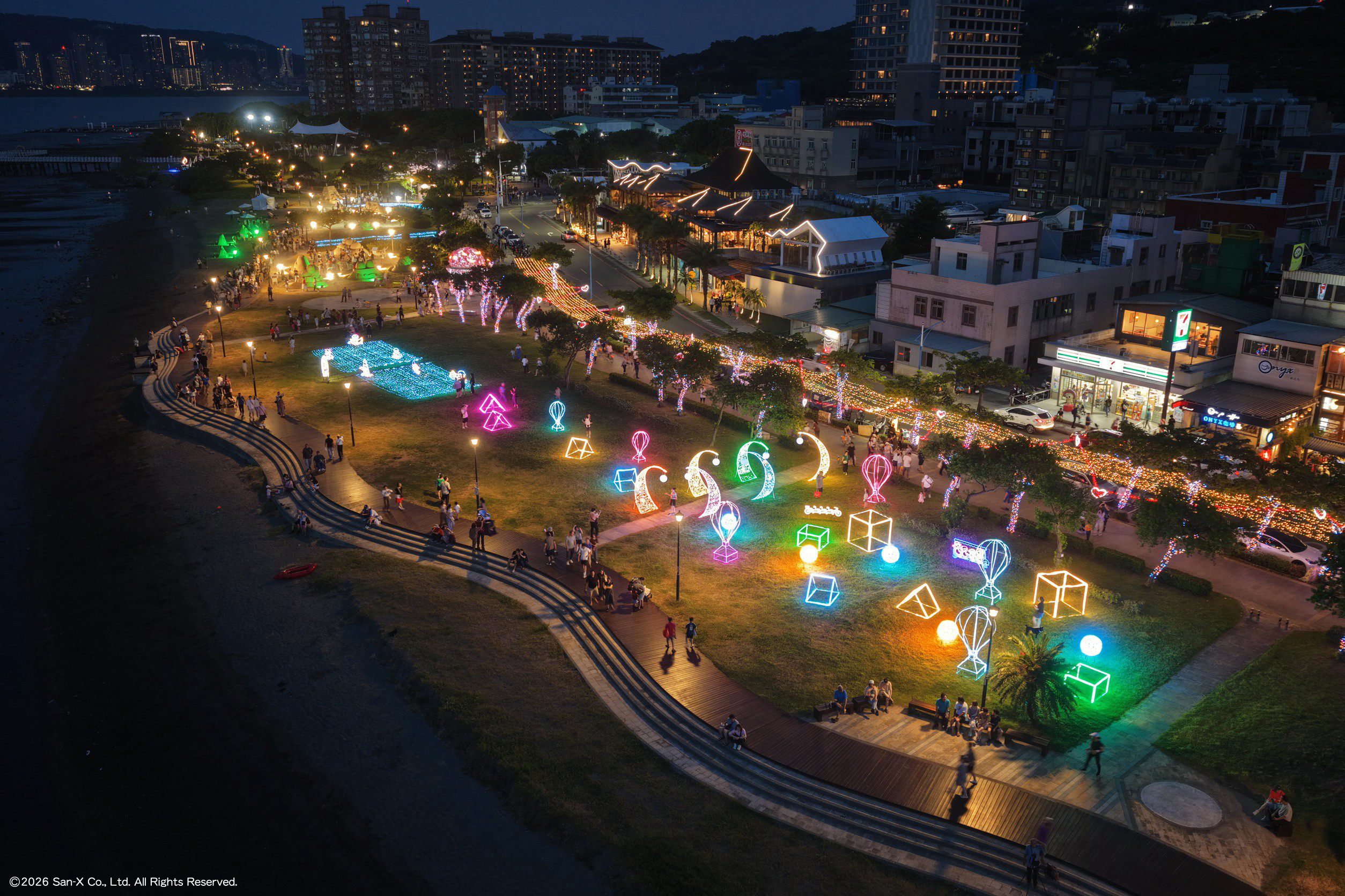  除了沙雕和氣偶外，夜間還有光雕可欣賞
