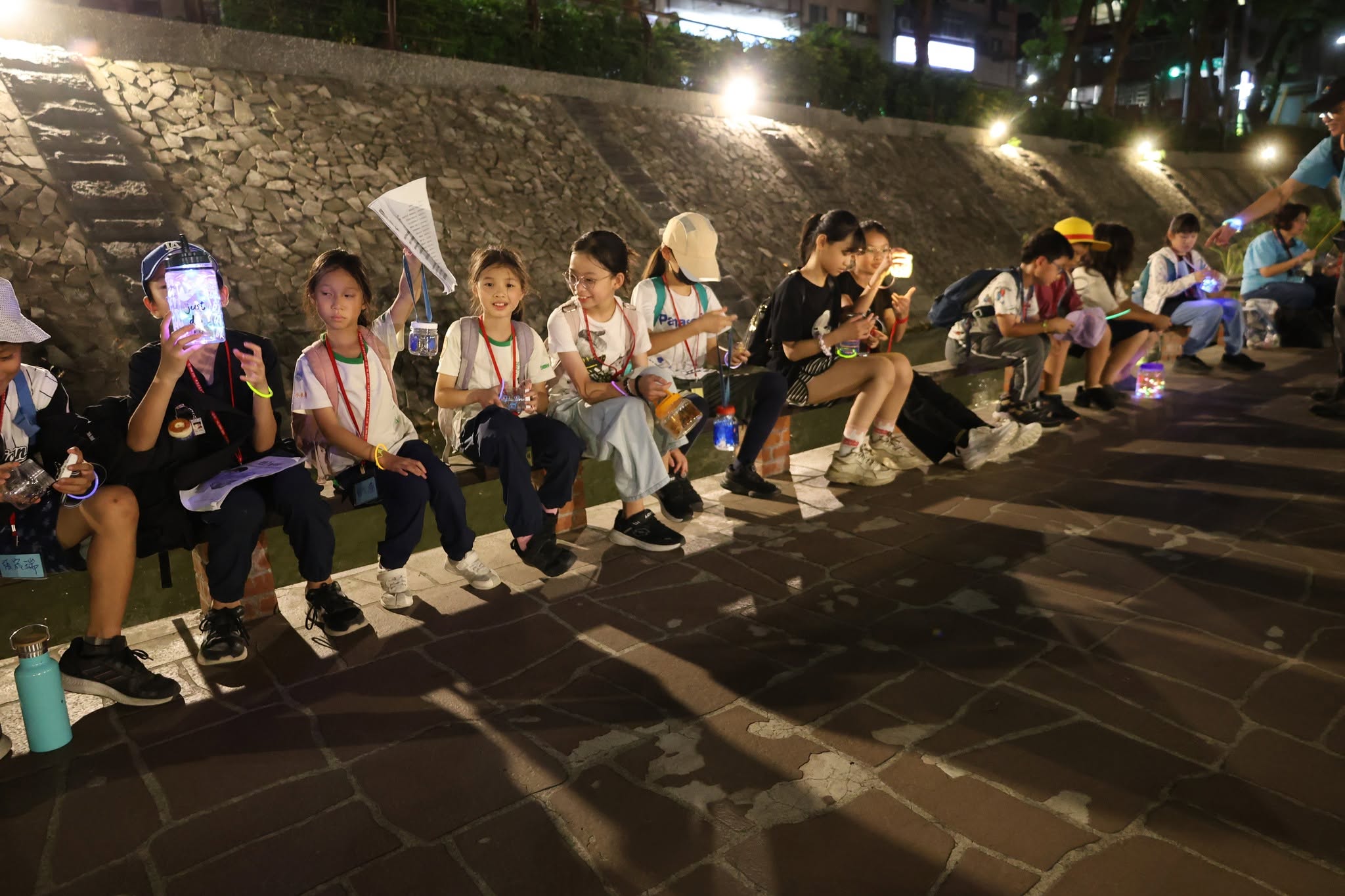 星光導覽以輕鬆有趣的方式帶領大小朋友探索夜間生態，非常適合親子、好友及喜愛自然的民眾參加