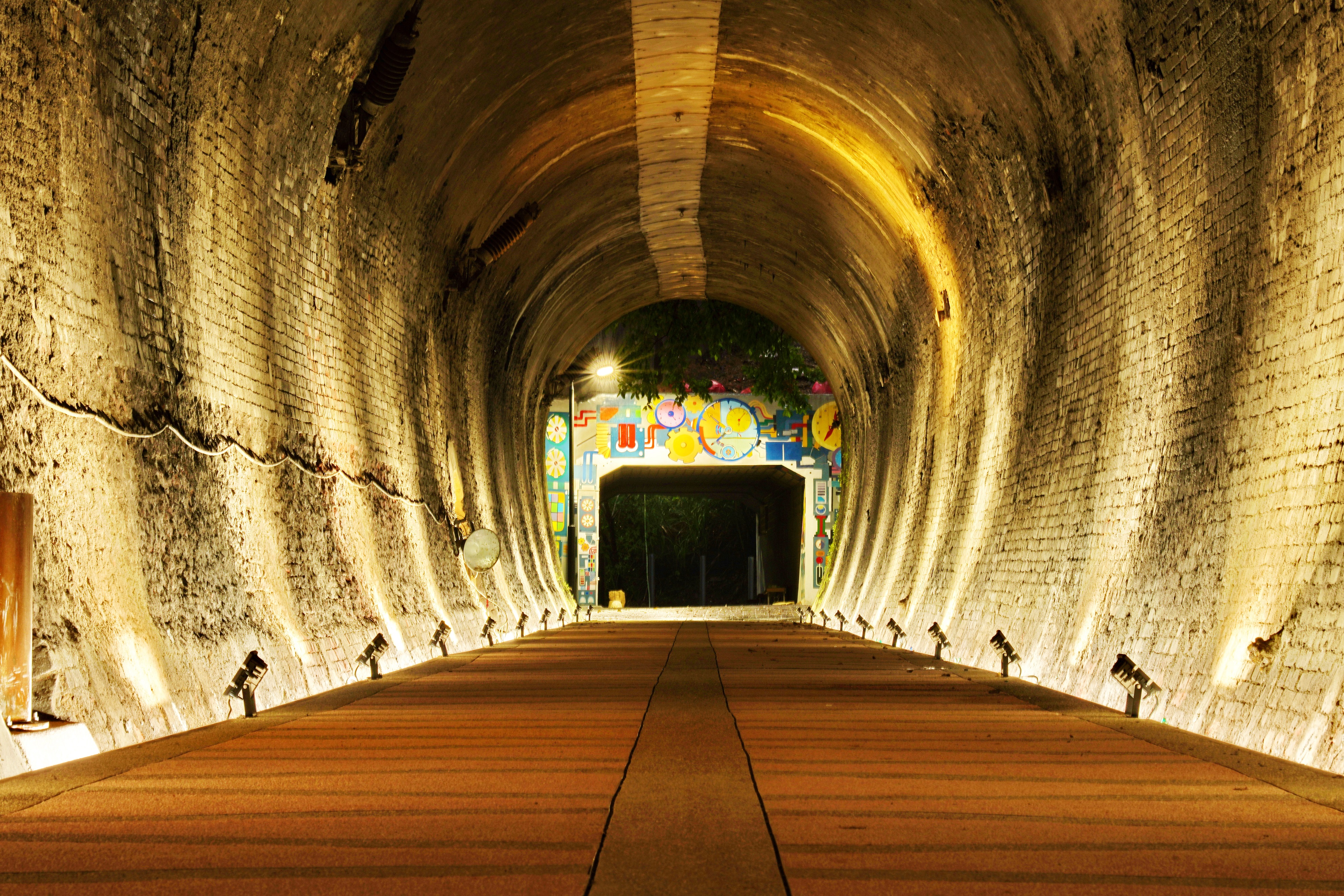 維持原有紅磚牆與電車架等設備，讓廢棄的百年隧道重現風華