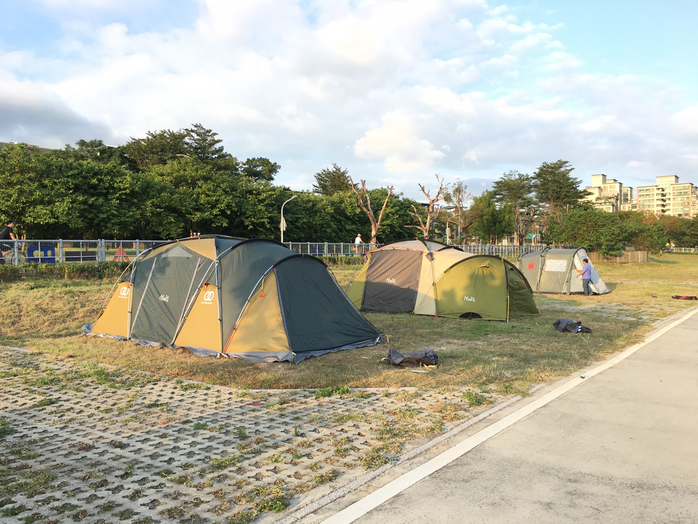 以新手露營體驗為主題，打造免裝備就能入住的懶人露營